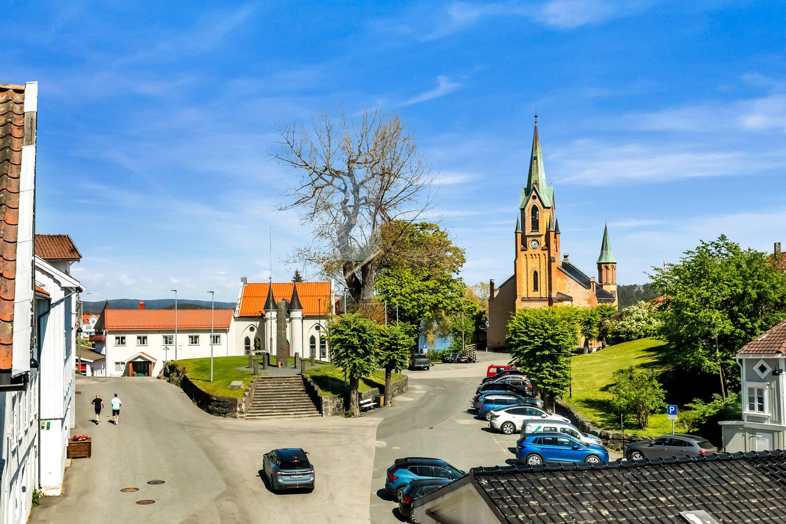 Leiligheten har kort vei til kirketomta. Galleribilde