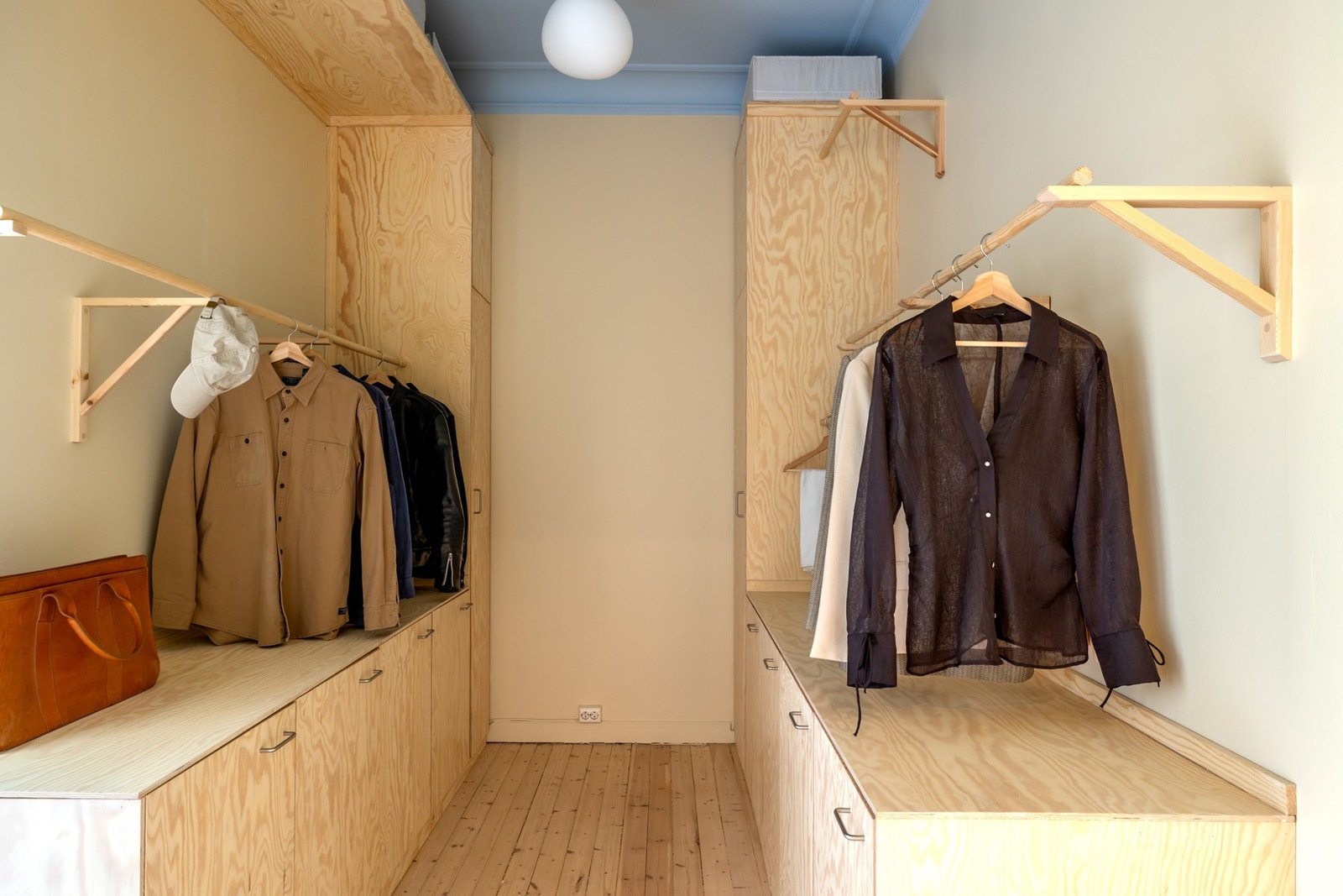 I tilknytning til hovedsoverommet er det etablert walk-in-garderobe med praktisk oppbevaring i skap, hyller og hengemuligheter Galleribilde