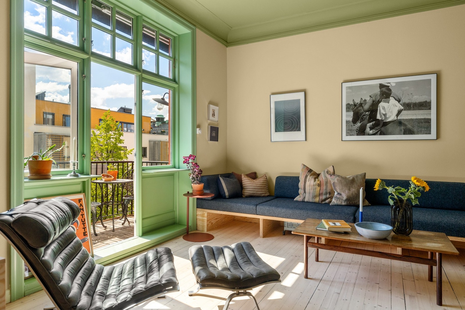 Videre har stuen utgang til en av boligens to balkonger Galleribilde