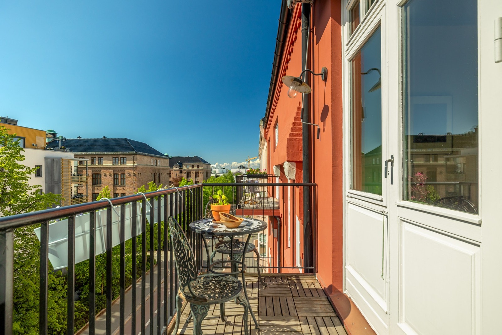 Balkongen har plass til møblement og egner seg godt for rolige stunder og sosiale sammenkomster Galleribilde