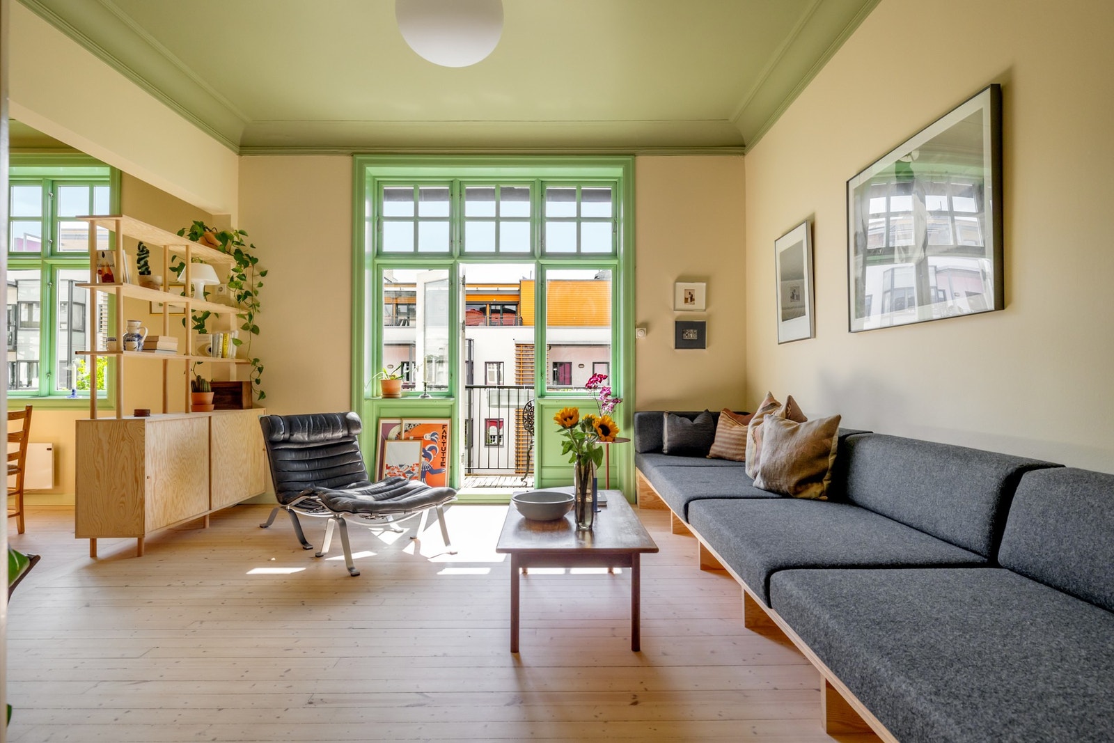 Stuen fremstår innbydende med furugulv, vegger, tak og lister malt i tidsriktige farger Galleribilde