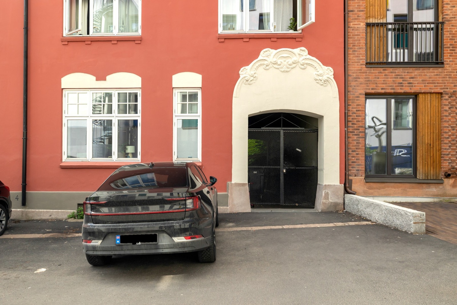 Leiligheten disponerer en parkeringsplass på gårdsplass utenfor bakgården Galleribilde