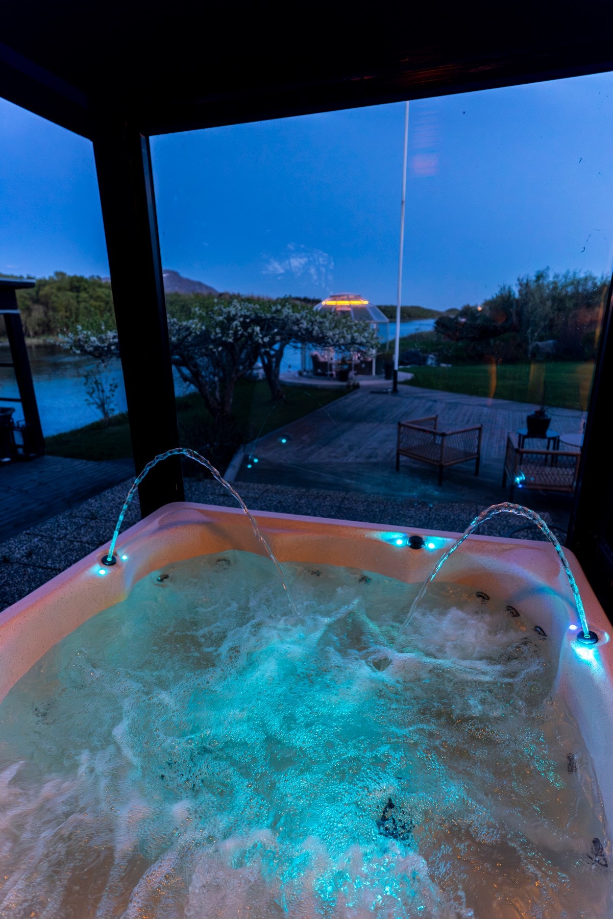 Den sørvendte uteplassen har adkomst fra stuen og er delvis overbygget. Her fra jacuzzien Galleribilde