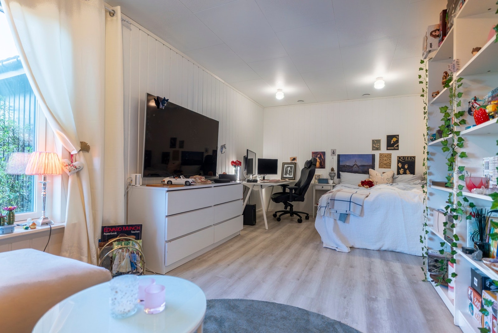 Eneboligen inneholder fire soverom. Dette er et av de romslige soverommene med plass til både seng og sittegruppe. Galleribilde