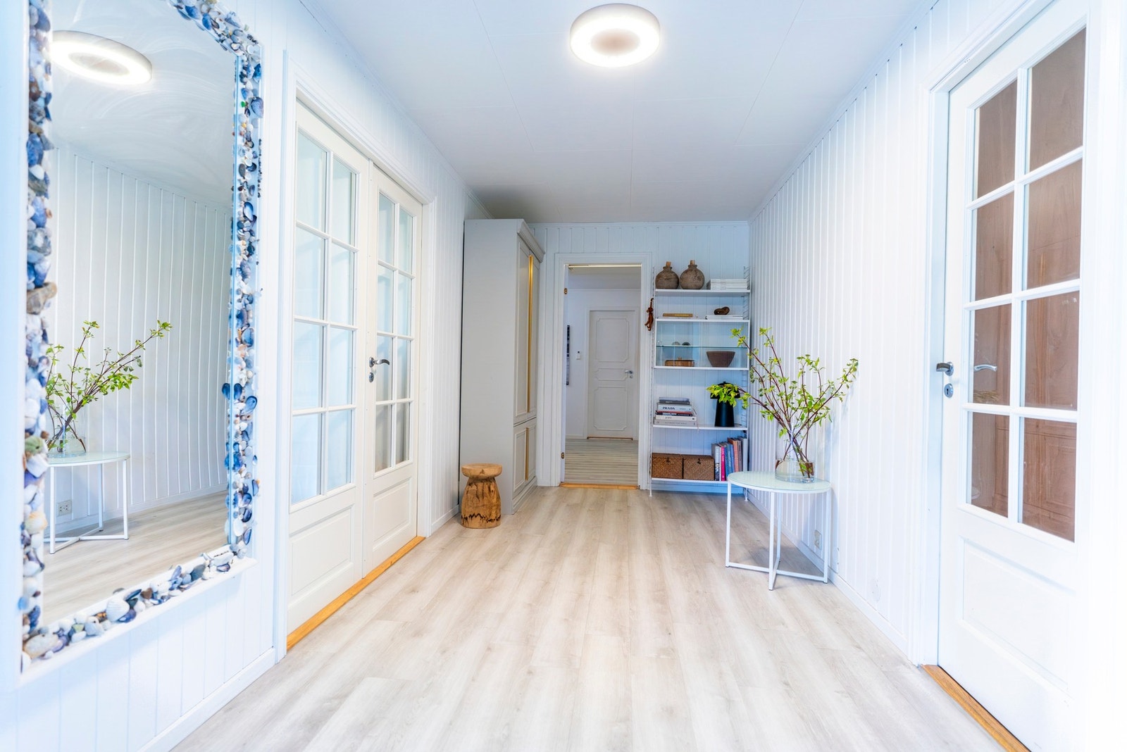 Gangen har, i likhet med flere av rommene, nytt vinylgulv. I tillegg er det en stor skyvedørsgarderobe her. Galleribilde