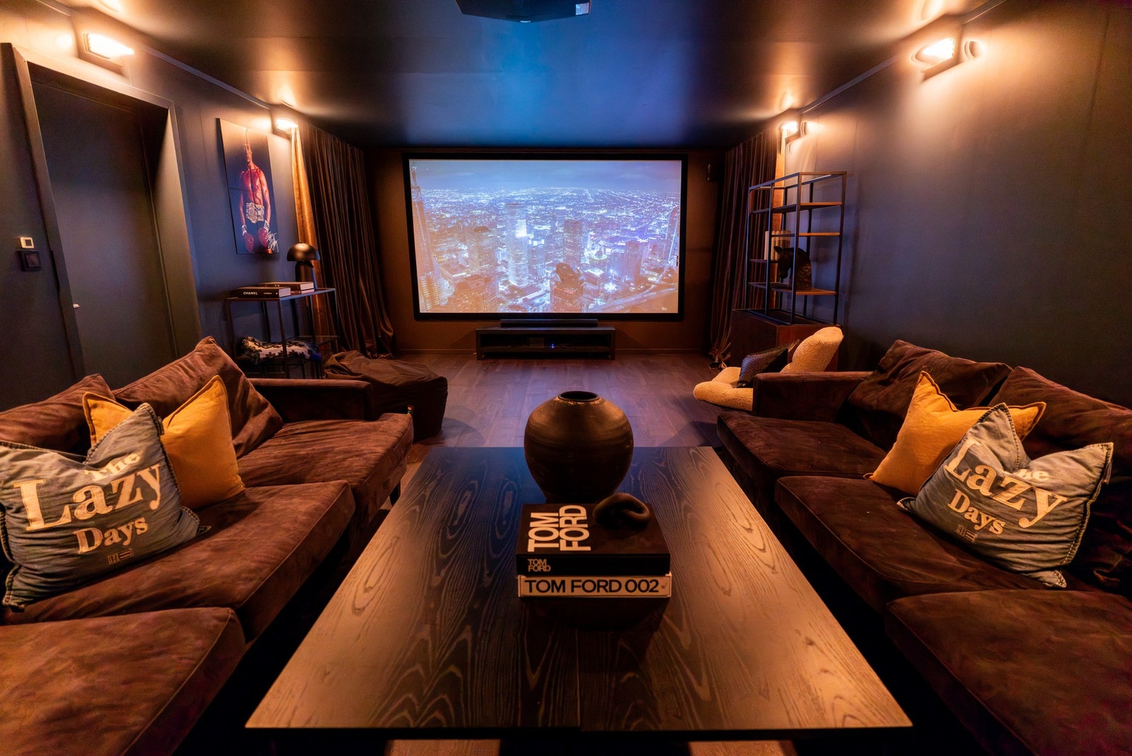 Boligen har en egen kino/TV-stue på 33m², som ble bygget opp fra grunnen i en tidligere intern garasje i 2023. Rommet har gulvvarme og smartbelysning. Galleribilde