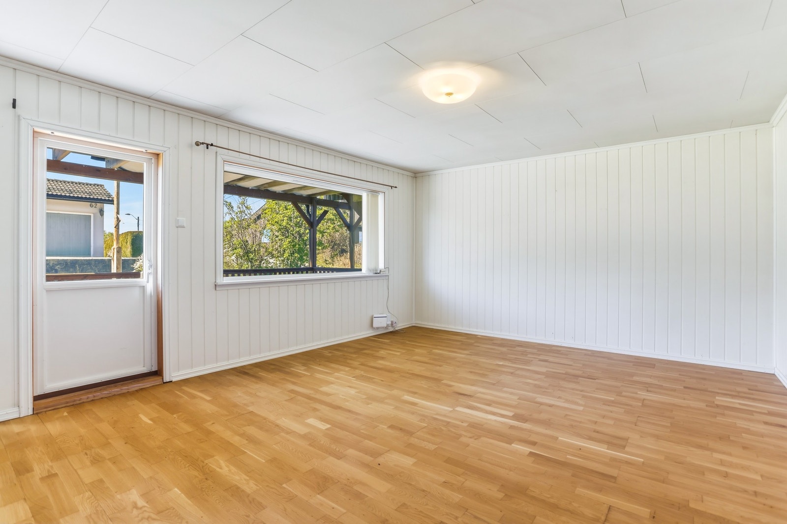 I første etasje er det en romslig og lys stue med direkte adkomst til vestvendt terrasse. Galleribilde