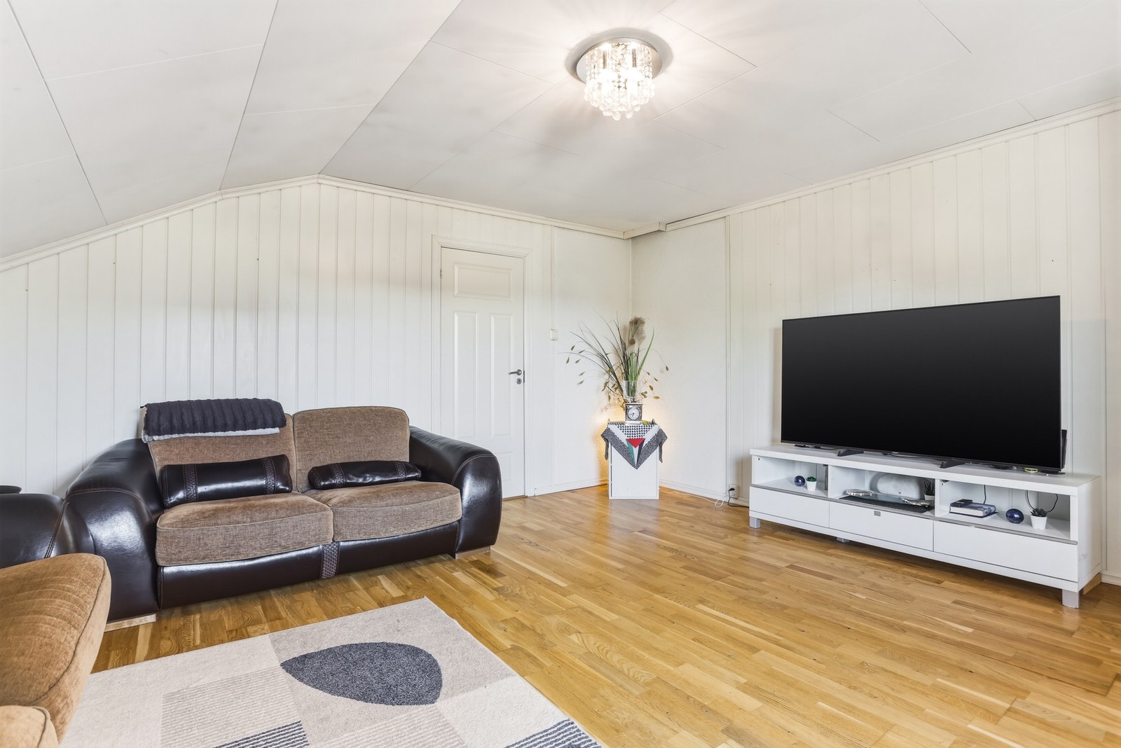 Stuen i 2.etg. er det parkett på gulv og lyse panelplater på vegger. Montert varmepumpe for oppvarming. Galleribilde