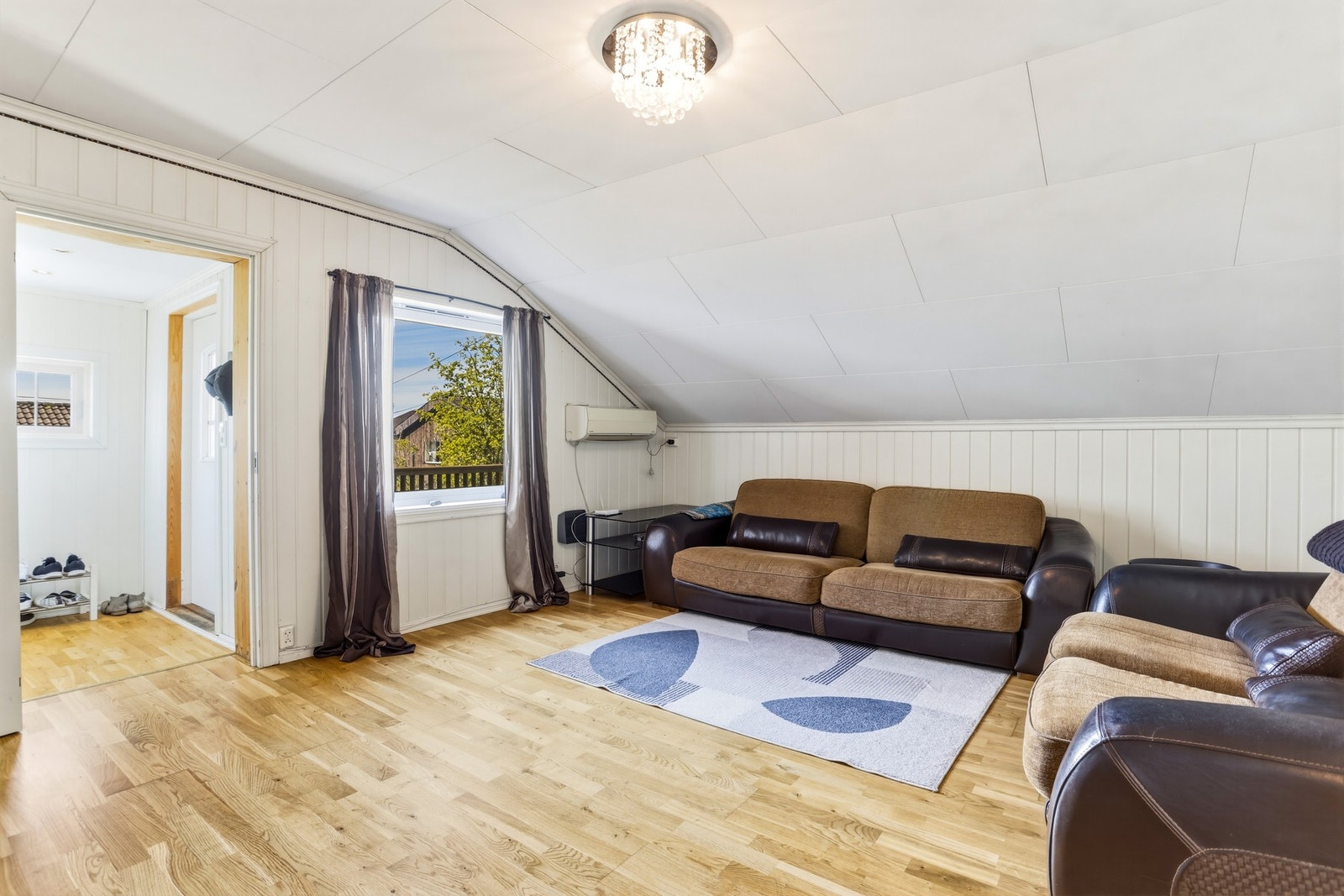 Stuen i 2.etg. er det parkett på gulv og lyse panelplater på vegger. Montert varmepumpe for oppvarming. Galleribilde