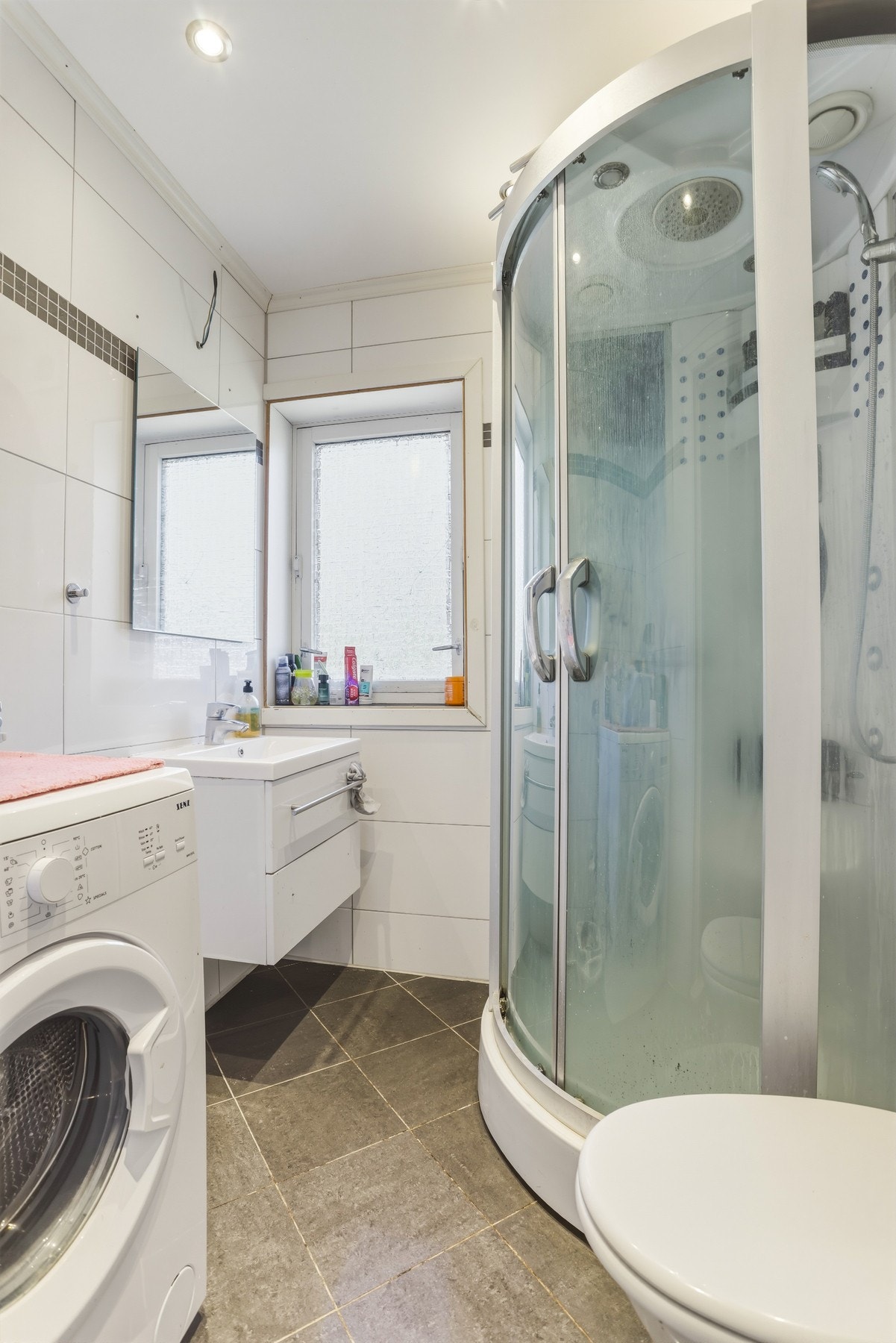 Badet i 2.etg ble oppgradert i 2013 og inneholder toalett, opplegg for vaskemaskin, dusjkabinett, innredning med skuffer og heldekkende servant. Hulltaking er foretatt uten å påvise unormale forhold. Galleribilde