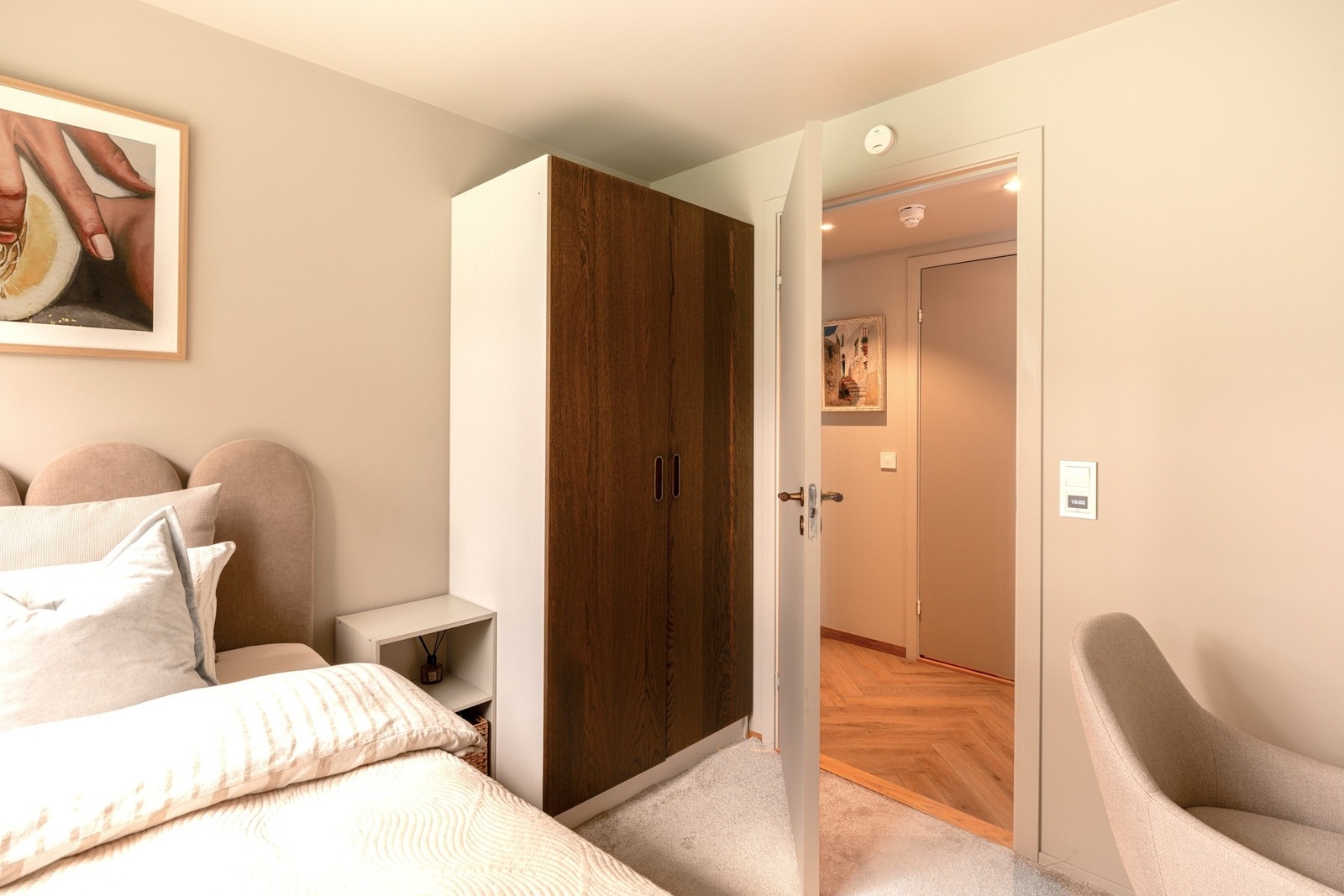Soverom to har plass til dobbeltseng, garderobe og kontorpult. Galleribilde