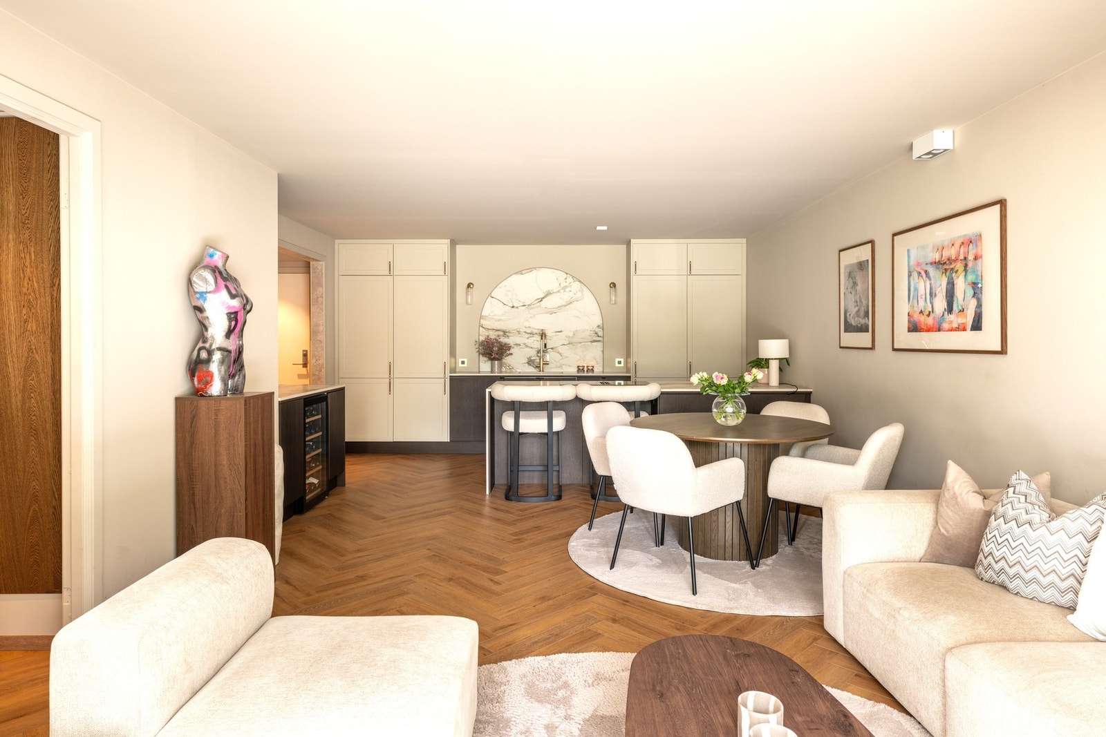 Fiskebensparkett fra Coretec Naturals Lumber tilfører boligen et elegant og tidløst uttrykk. Galleribilde
