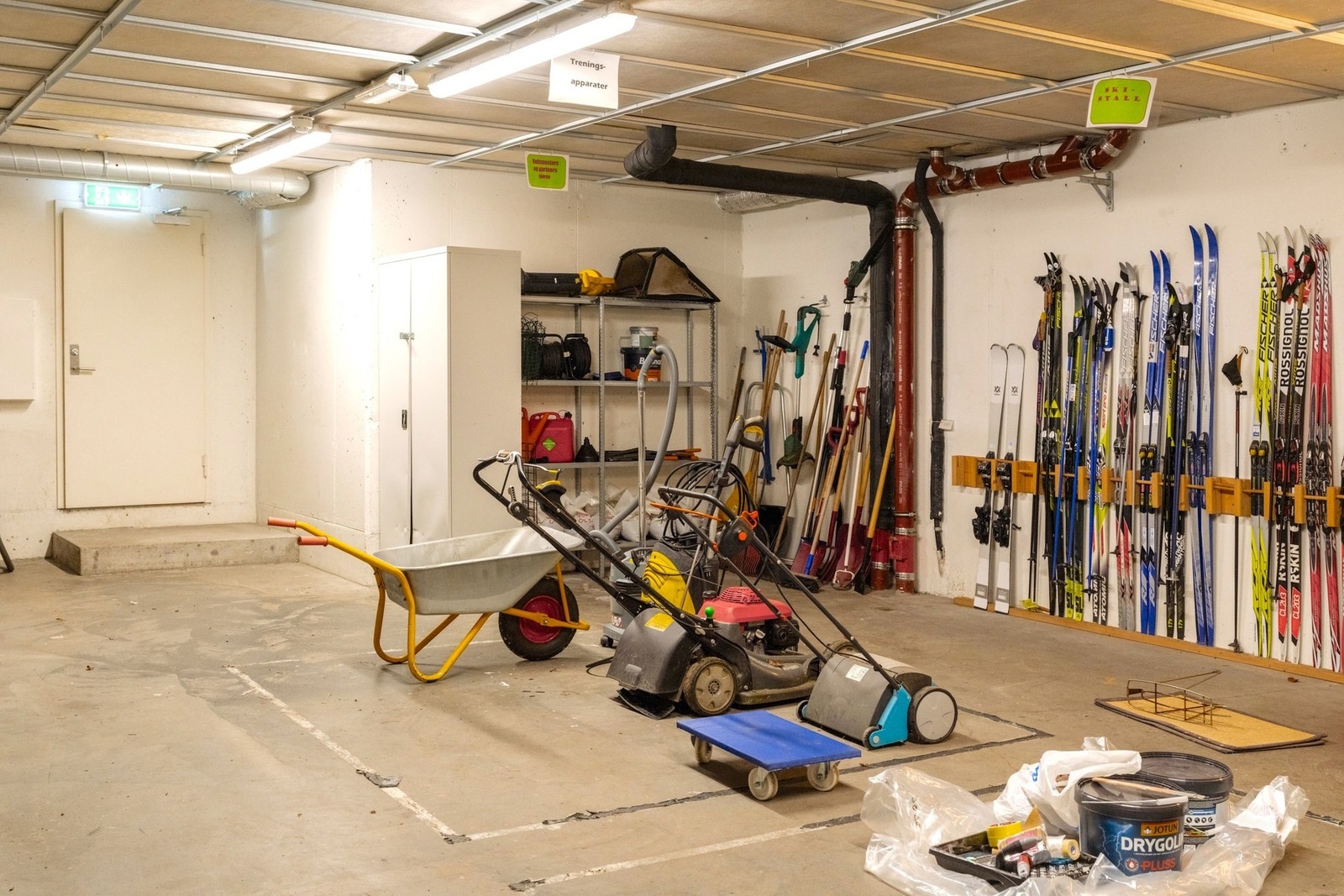 Fellesarealer i kjeller med oppbevaringsplass til bl.a. ski, sykler og hageutstyr. Galleribilde