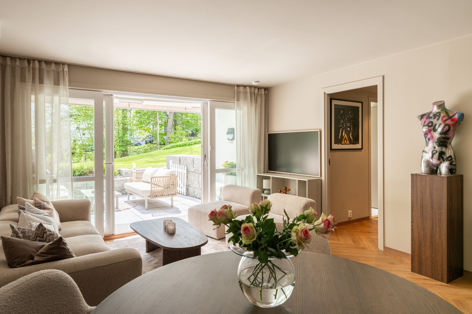 Slette, malte veggflater og gjennomgående moderne fargevalg gir et stilrent helhetsinntrykk. Galleribilde