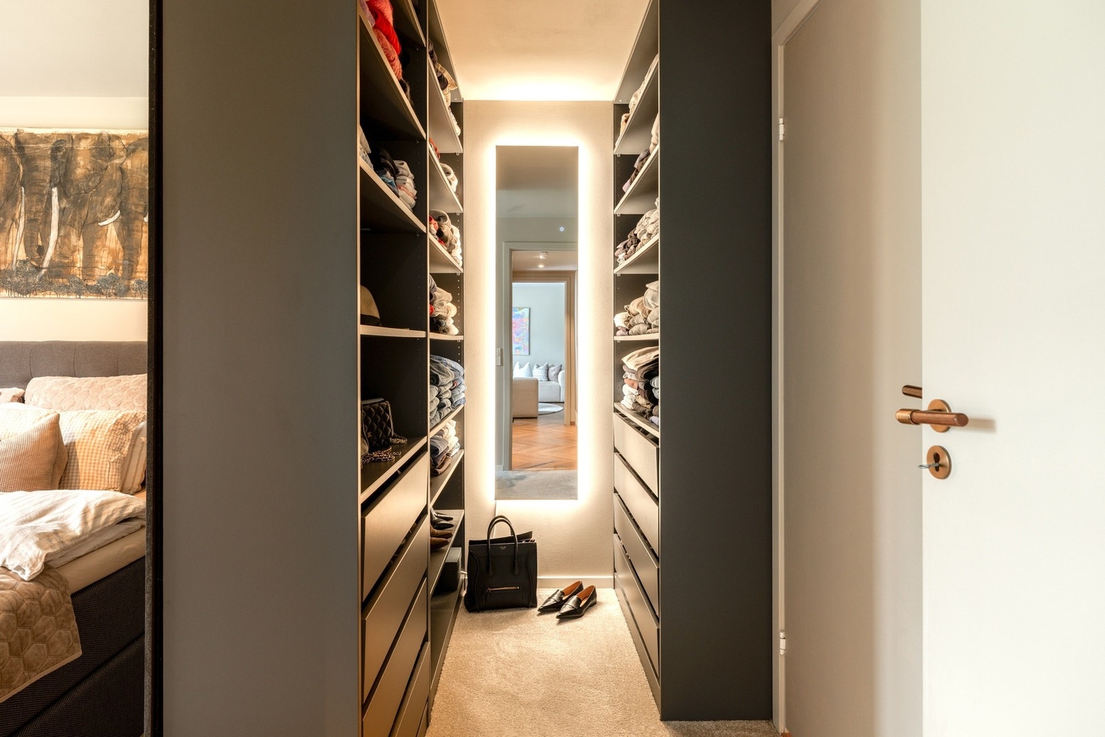 Hovedsoverommet med walk-in-closet og direkte adkomst til eget bad. Galleribilde