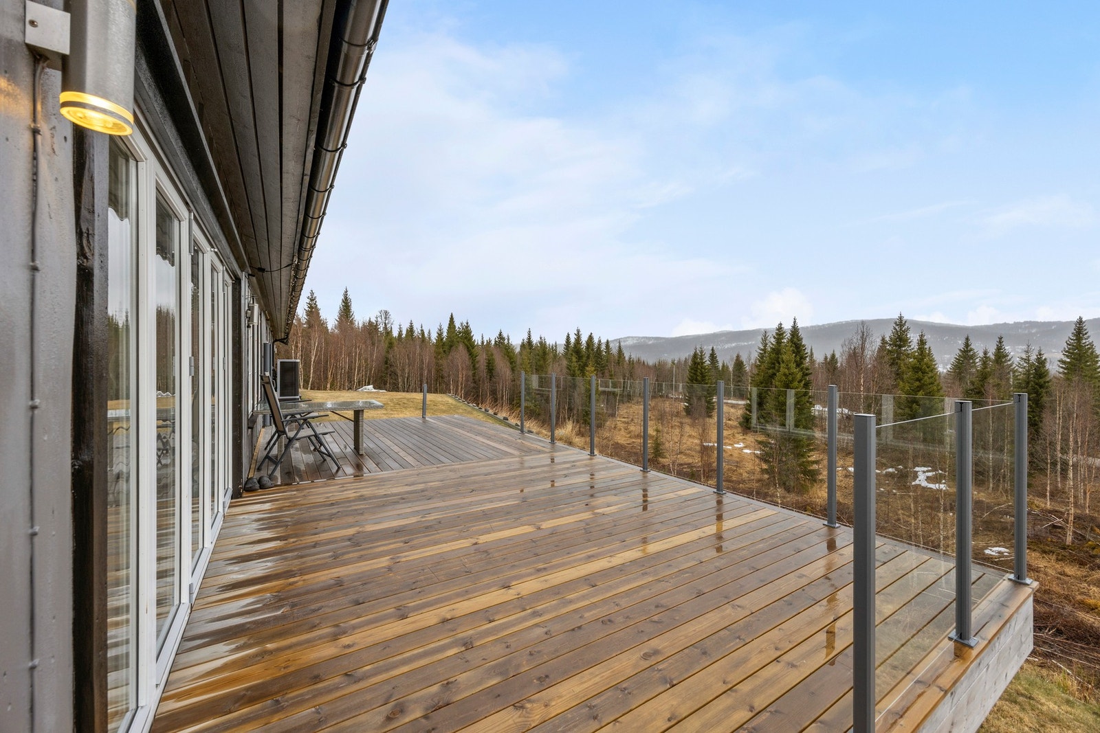 Romslig terrasse med gode solforhold Galleribilde