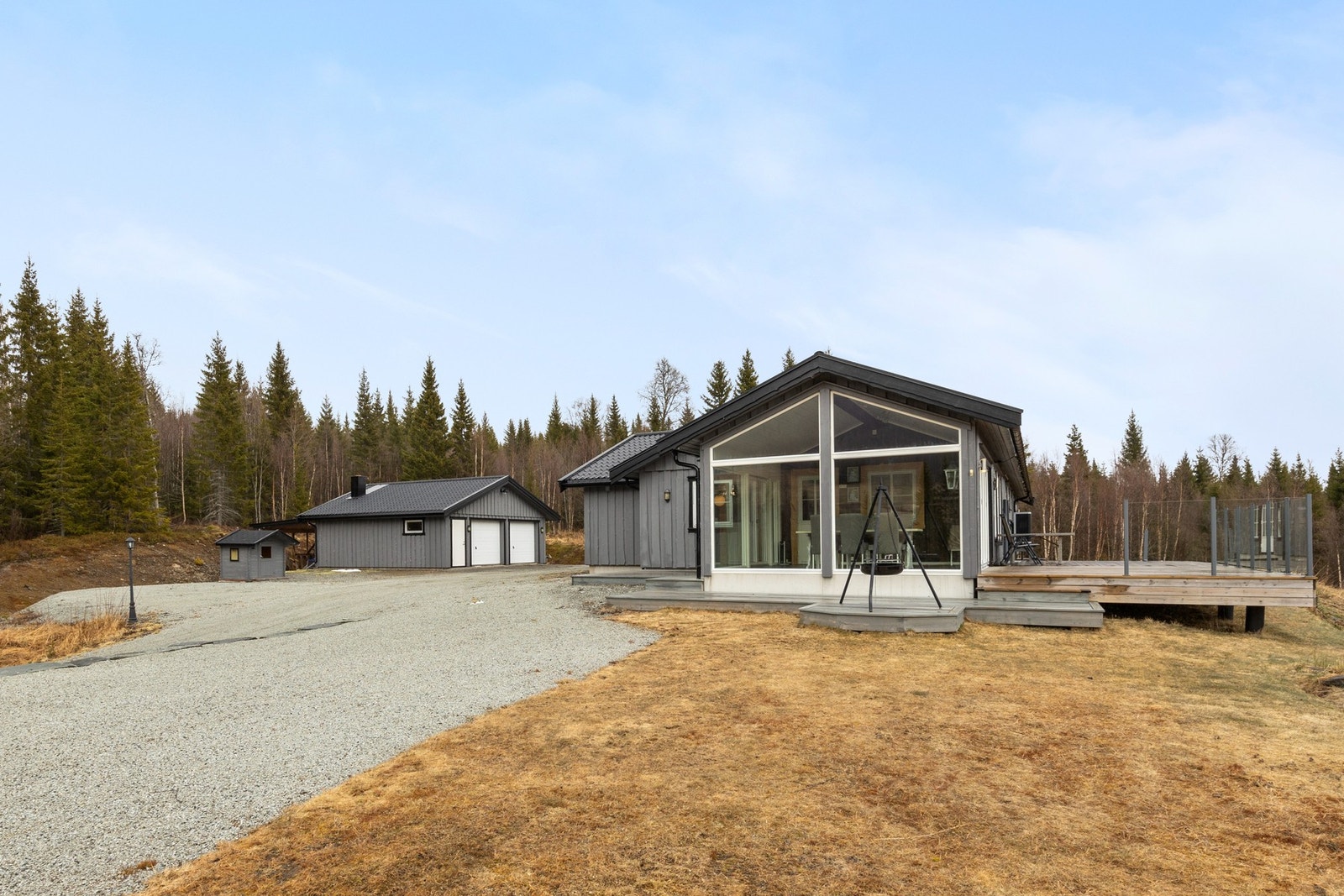 Eiendommen har romslig selveiet tomt på ca. 1 470 m² Galleribilde
