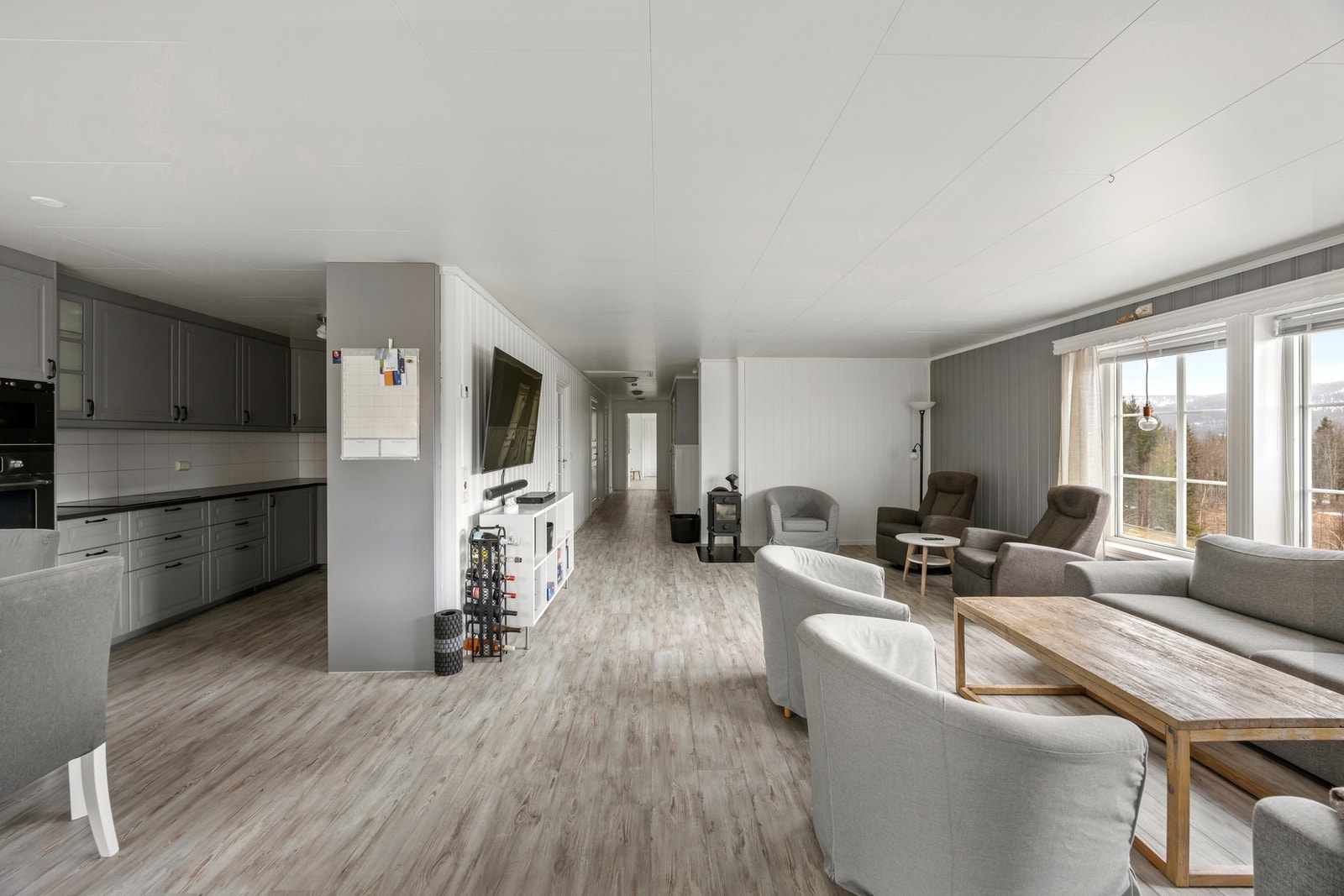 Stue og kjøkken ligger i en delvis åpen løsning. Galleribilde