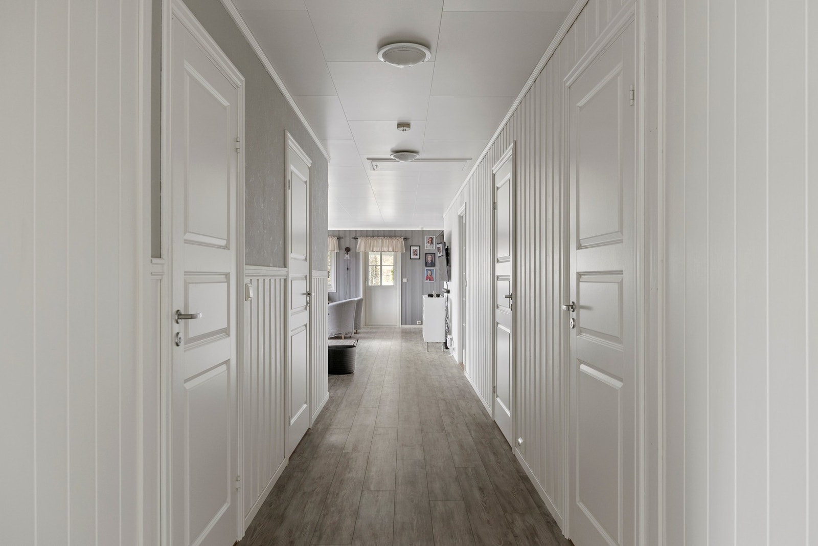 Gang med adkomst til 5 soverom, bad, WC, stue 2, garderobe, vaskerom. Galleribilde