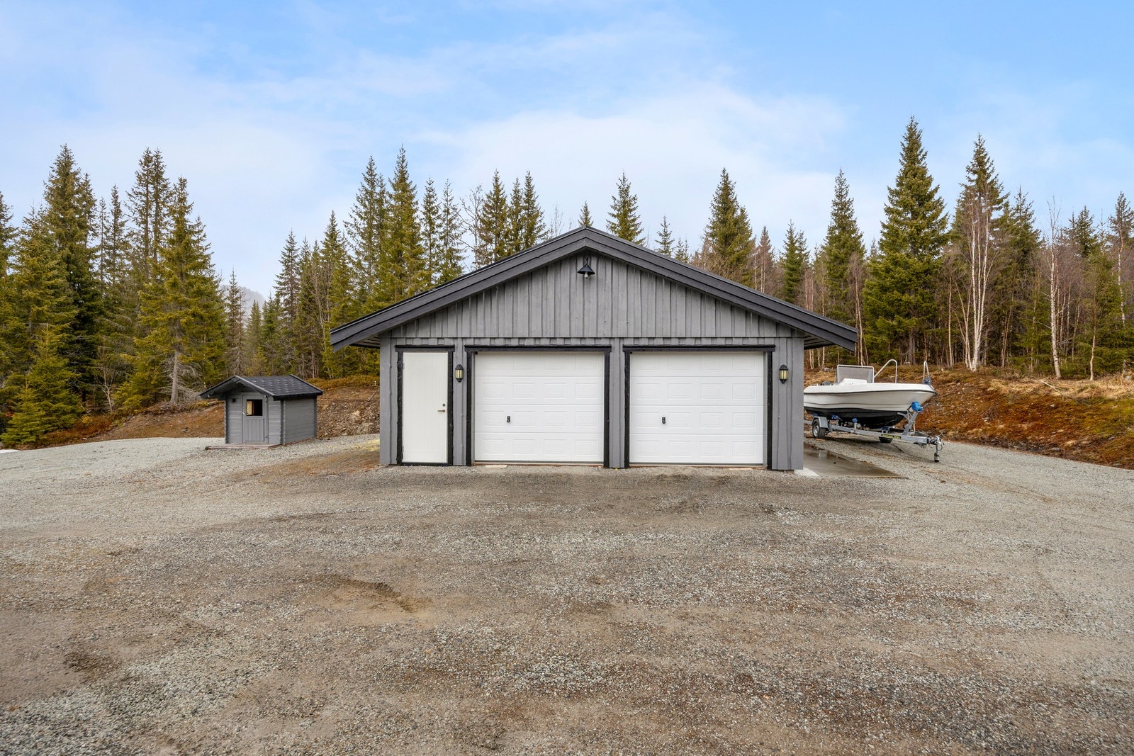 Dobbelgarasje på 55 kvm, med carport på ca 27 kvm i bakkant. Galleribilde