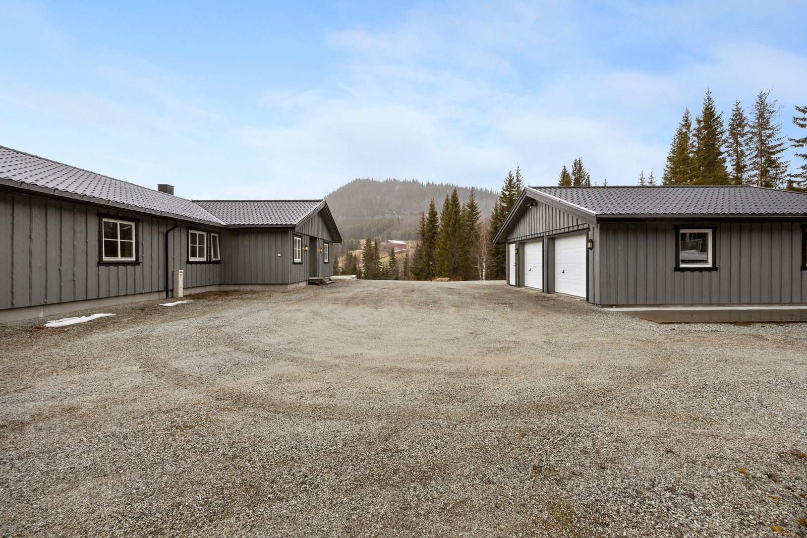 Romslig gårdsplass med oppstillingsplass for flere biler Galleribilde