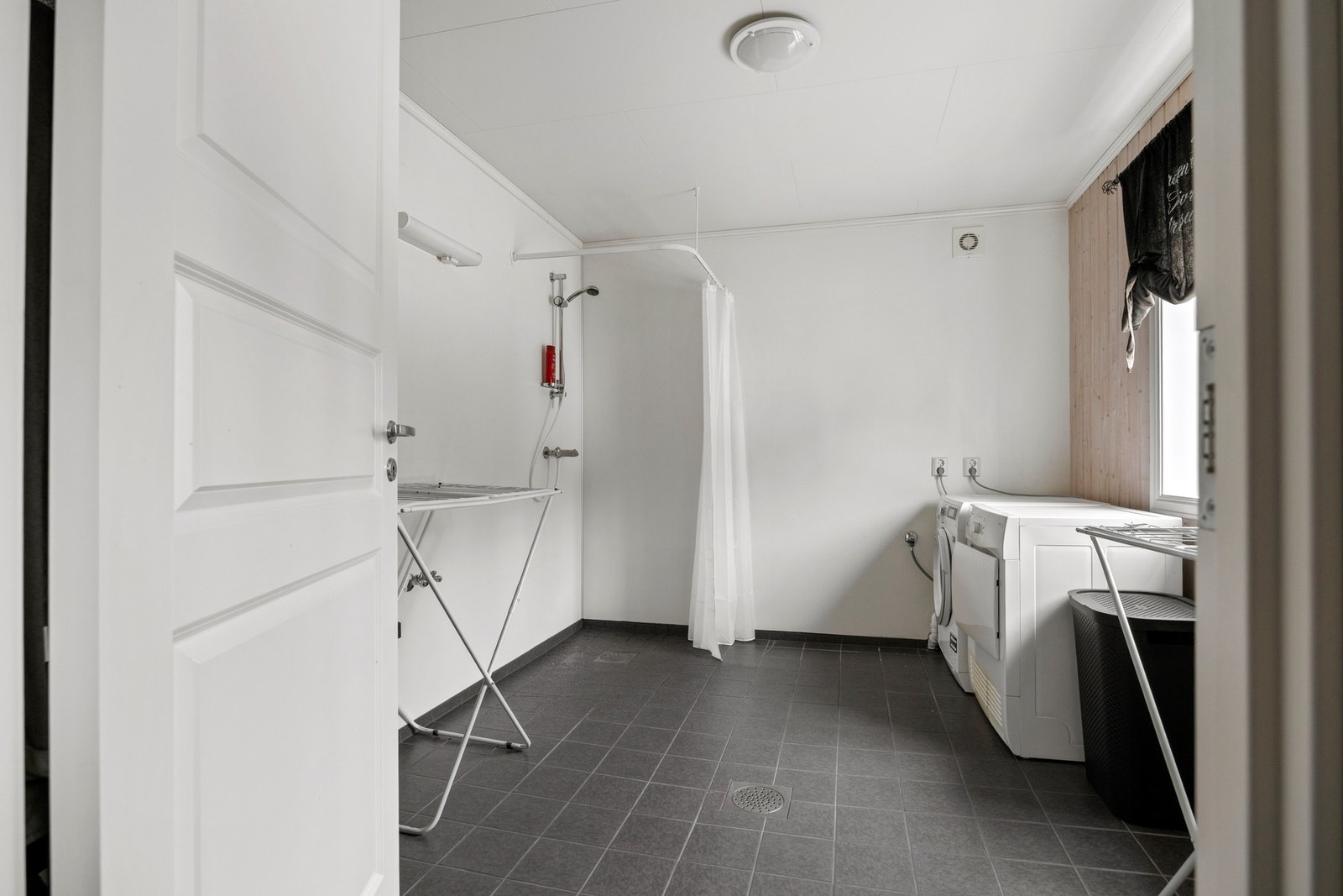 Vaskerom med opplegg for vaskemaskin og dusjhjørne. Galleribilde