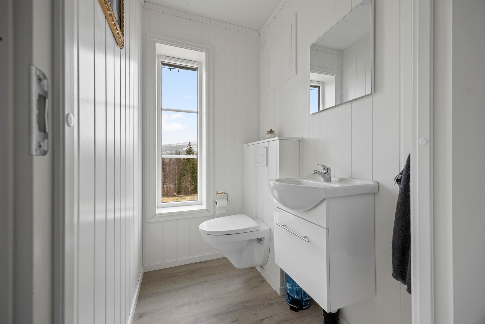 WC med servantskap og toalett Galleribilde