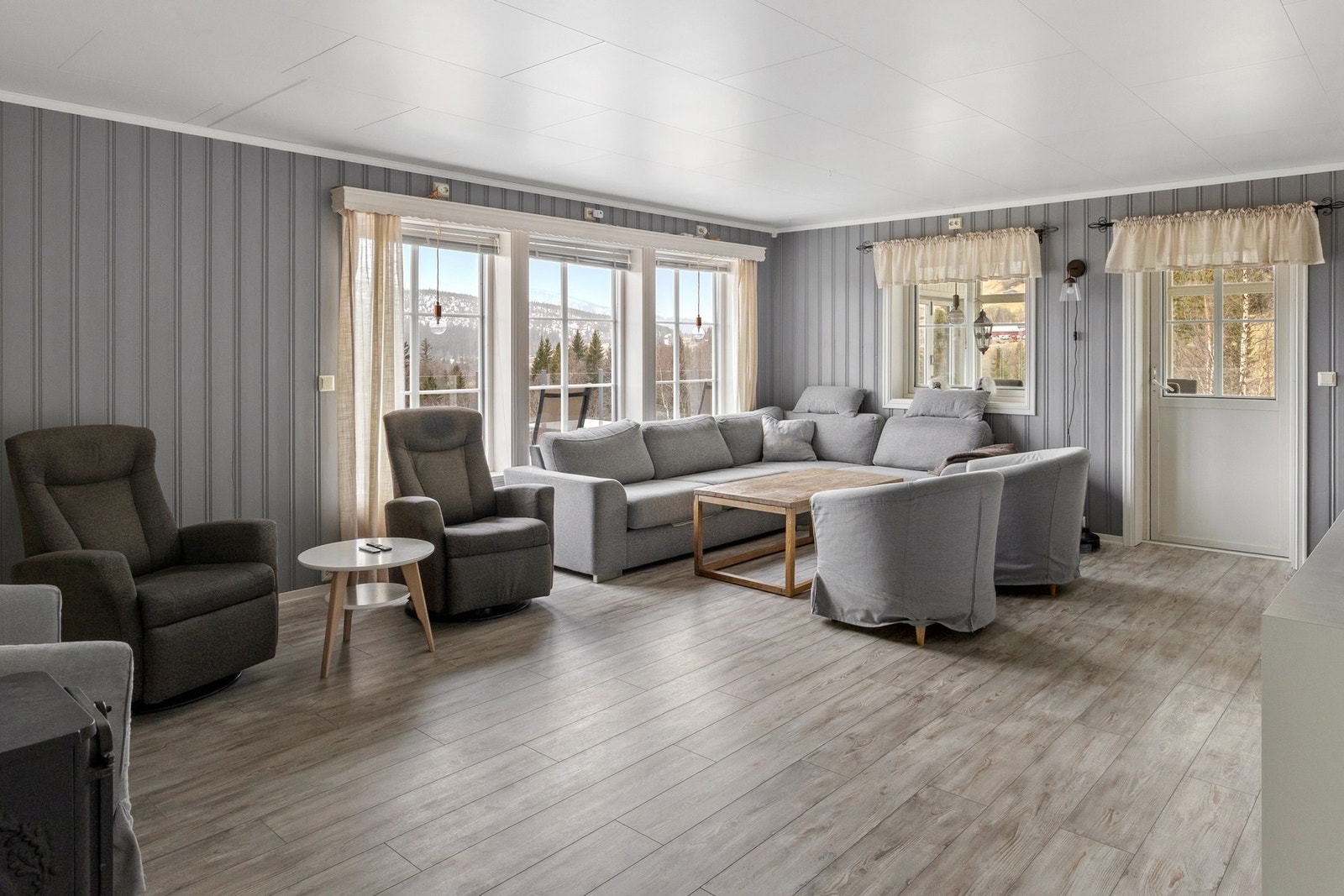 God plass til sittegrupper i stuen Galleribilde