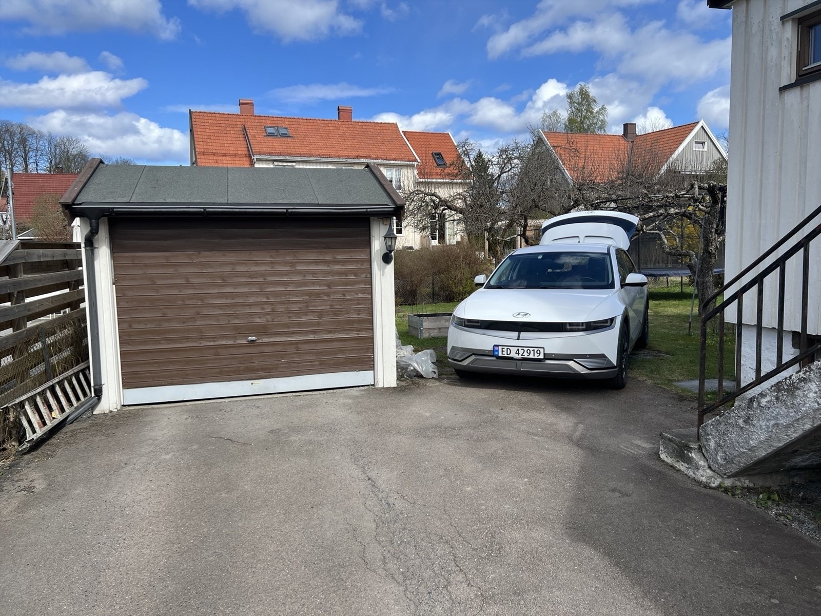Selger opplyser at seksjon har parkert på biloppstillingsplassen ved siden av garasjen i 20 år. Se nærmere opplysninger om parkering i salgsoppgaven. Galleribilde