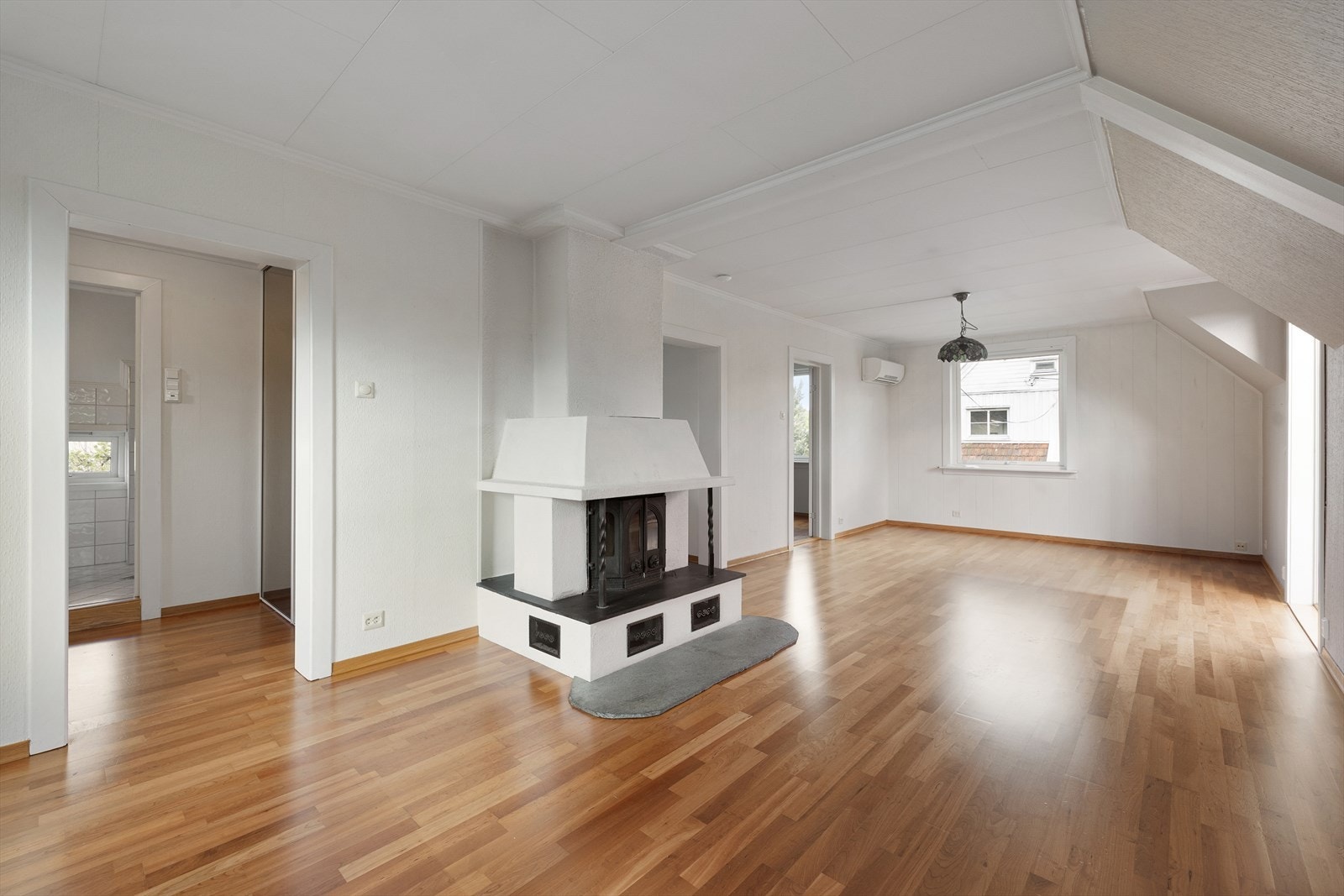 1/2 part av horisontaldelt tomannsbolig beliggende i 2. etasje med mye potensiale. Galleribilde