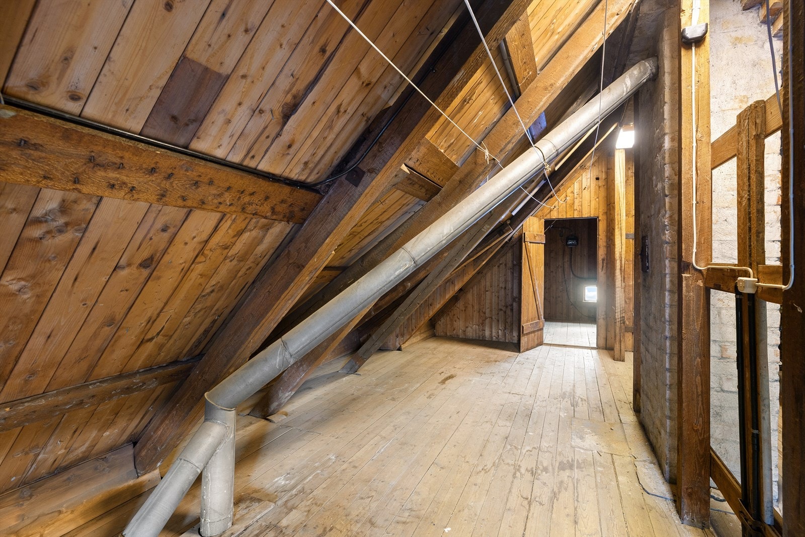 Seksjonen disponerer ca. 1/2 av loftet til lagring. Galleribilde