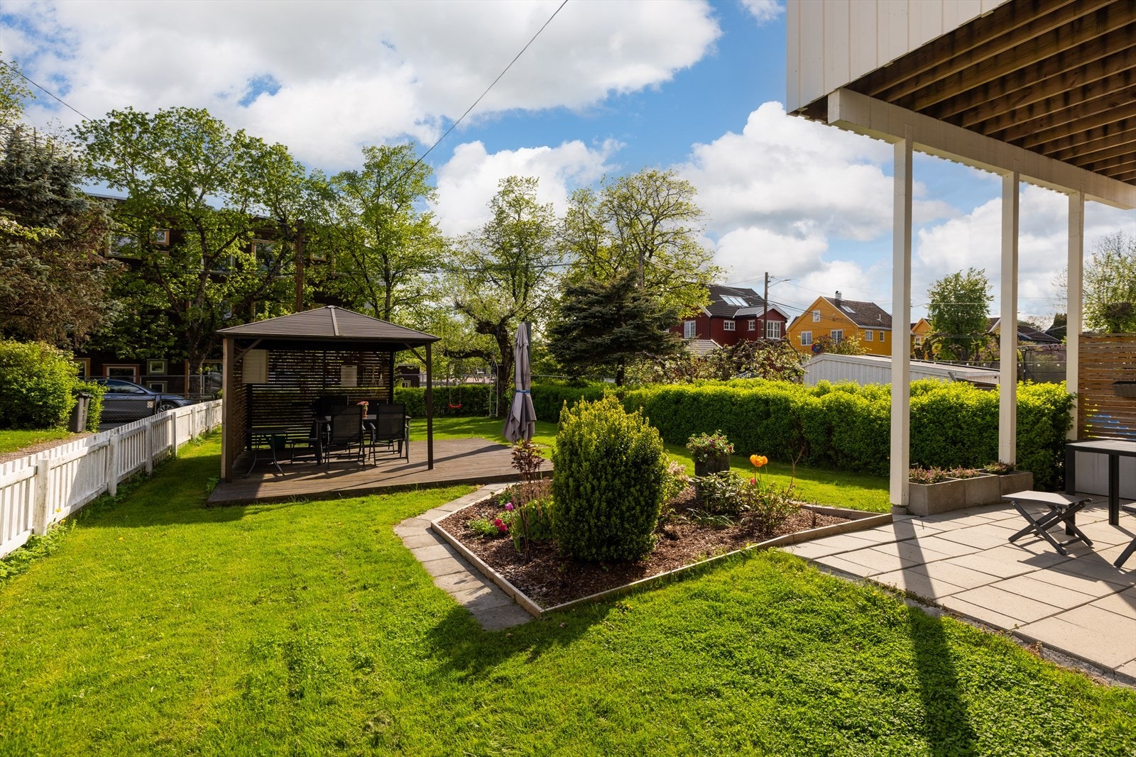 Boligen har en solrik og idyllisk hage som er pent opparbeidet med gressplen og flere soner. Galleribilde