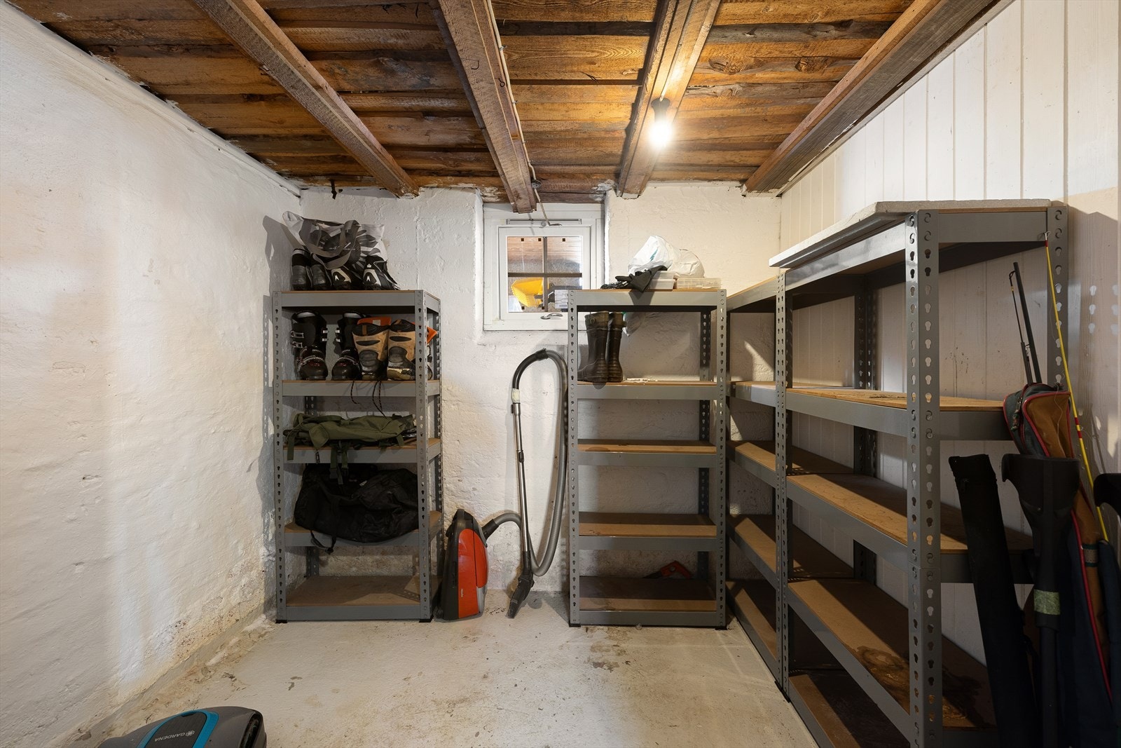 En av bodene i kjelleren. Galleribilde