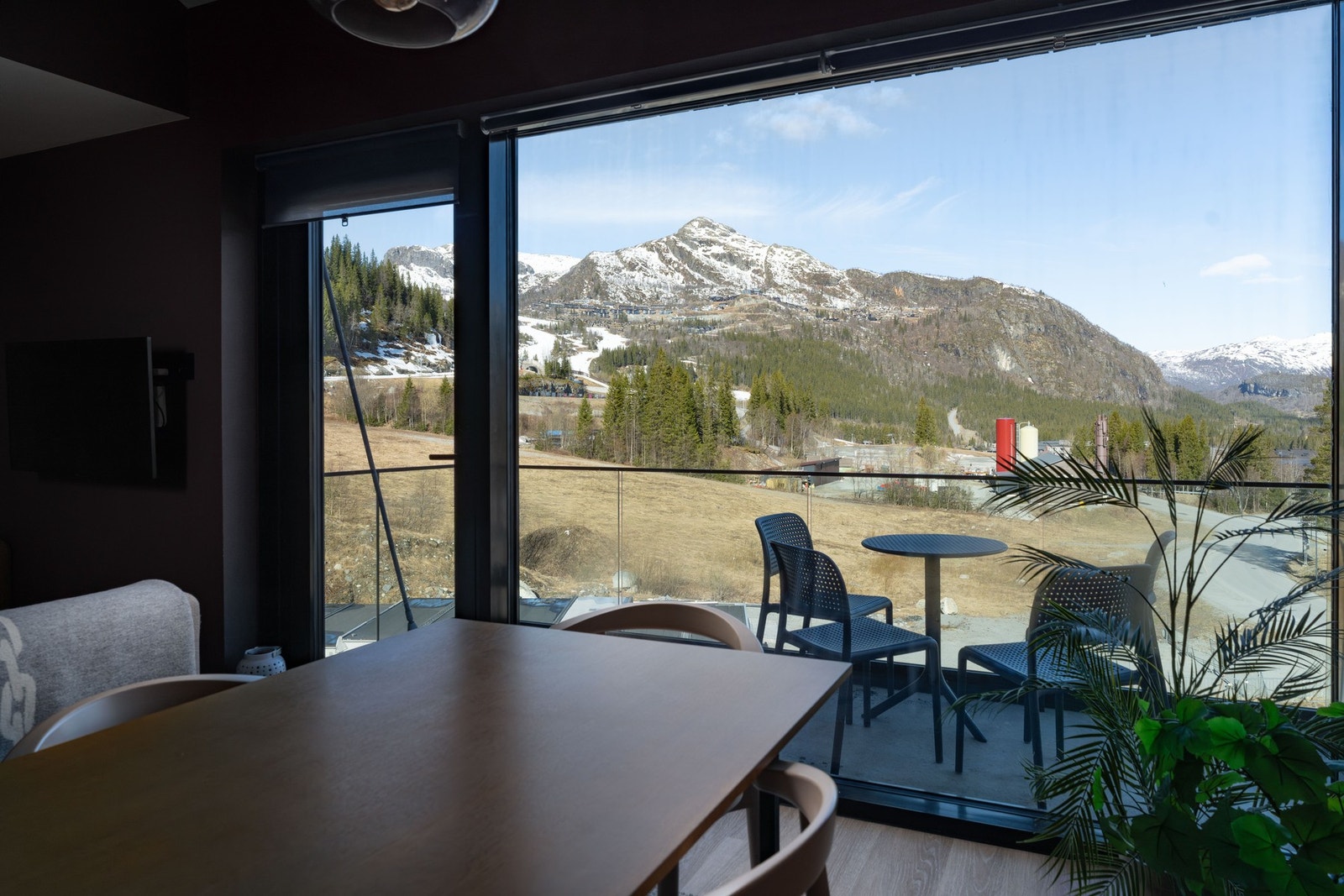 Nydelig utsikt ut mot det vakre fjellandskapet. Galleribilde