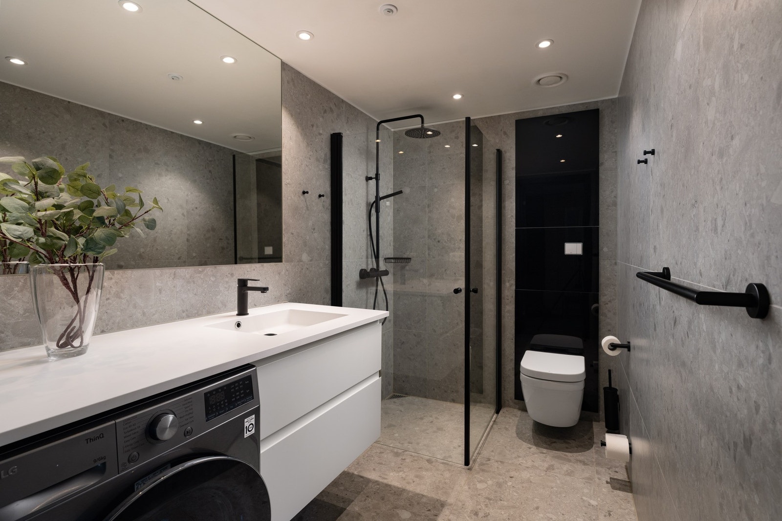 Badet i hovedetasjen er innredet mer servant med innredning, toalett, dusj og opplegg for vaskemaskin. Galleribilde
