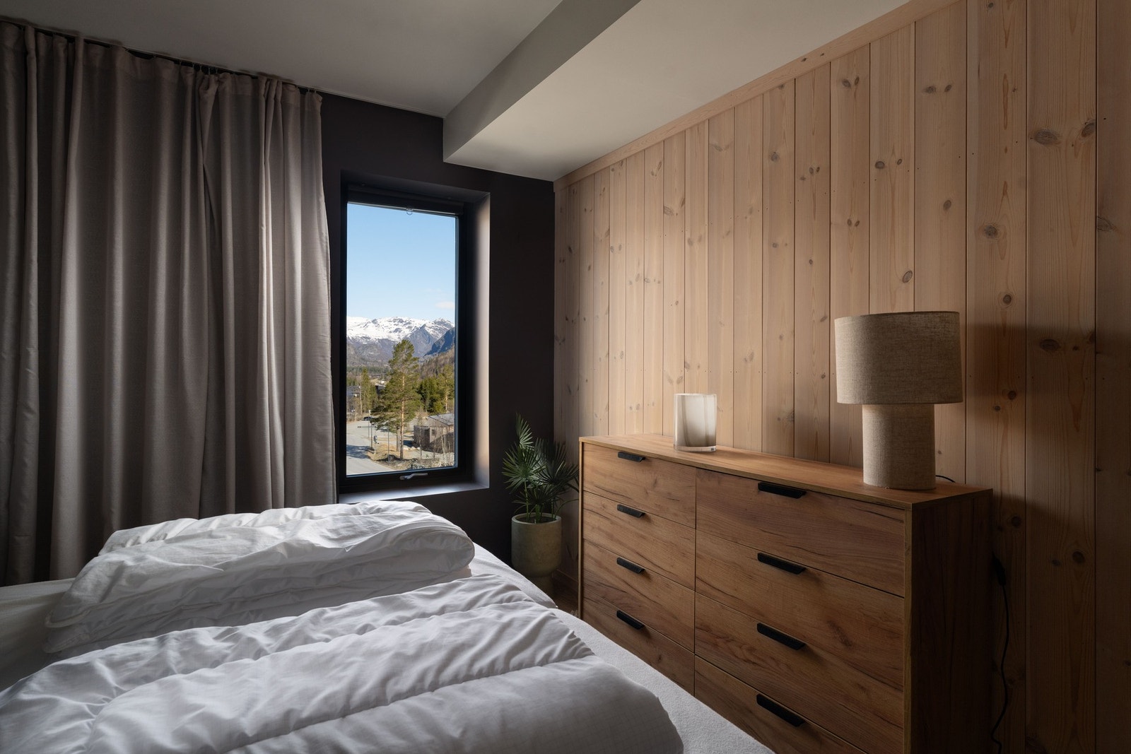 Rommet har god plass til en dobbeltseng og annen innredning. Galleribilde