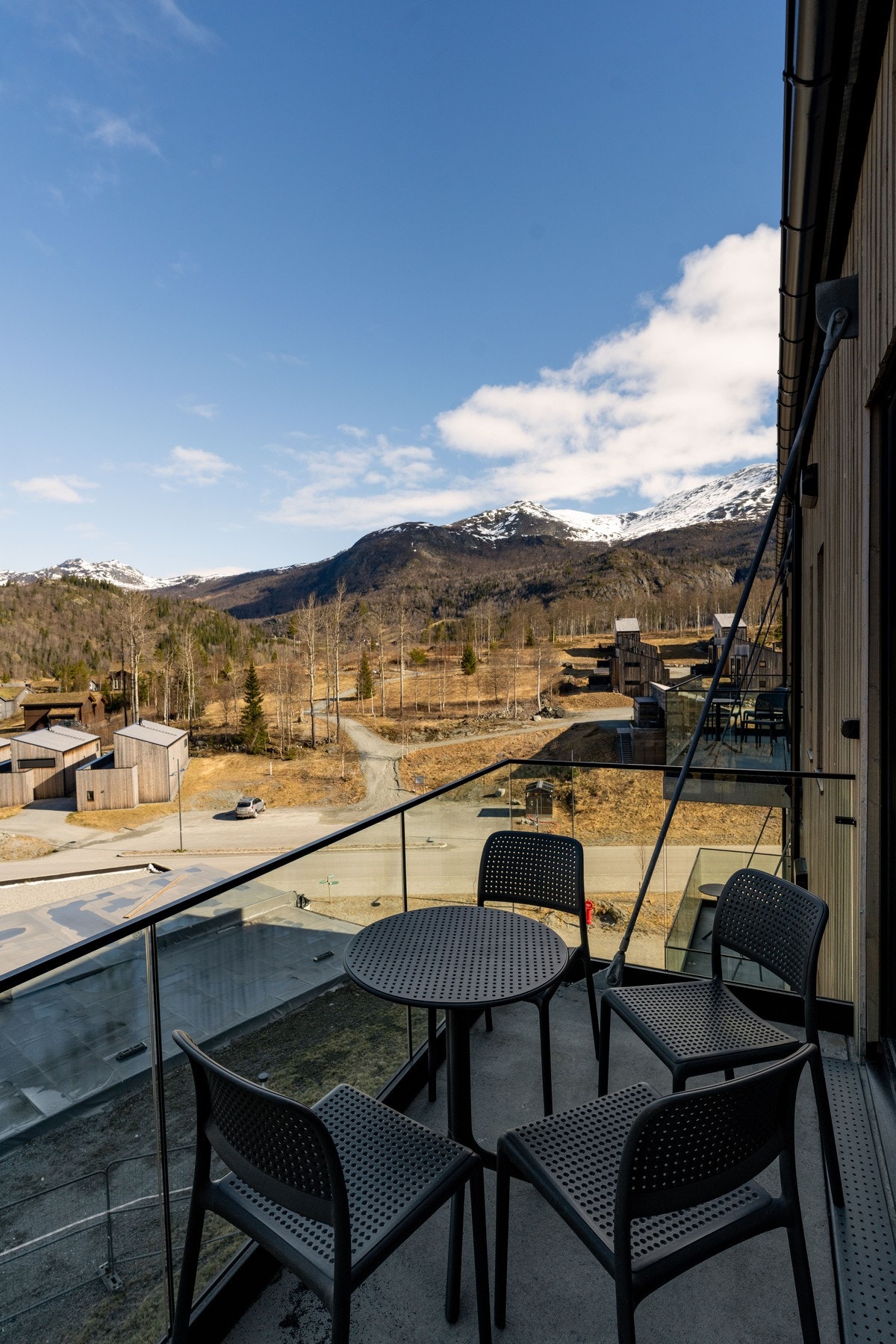 Balkongen har plass til en liten sittegruppe. Galleribilde