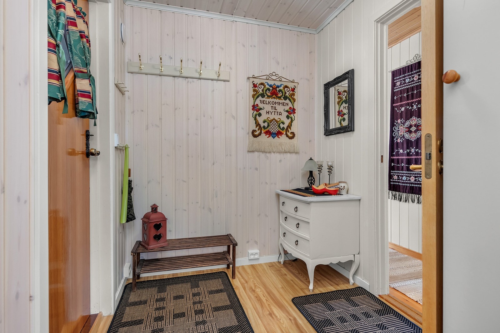 I entréen er det god plass til kommode, oppheng av yttertøy og sko Galleribilde