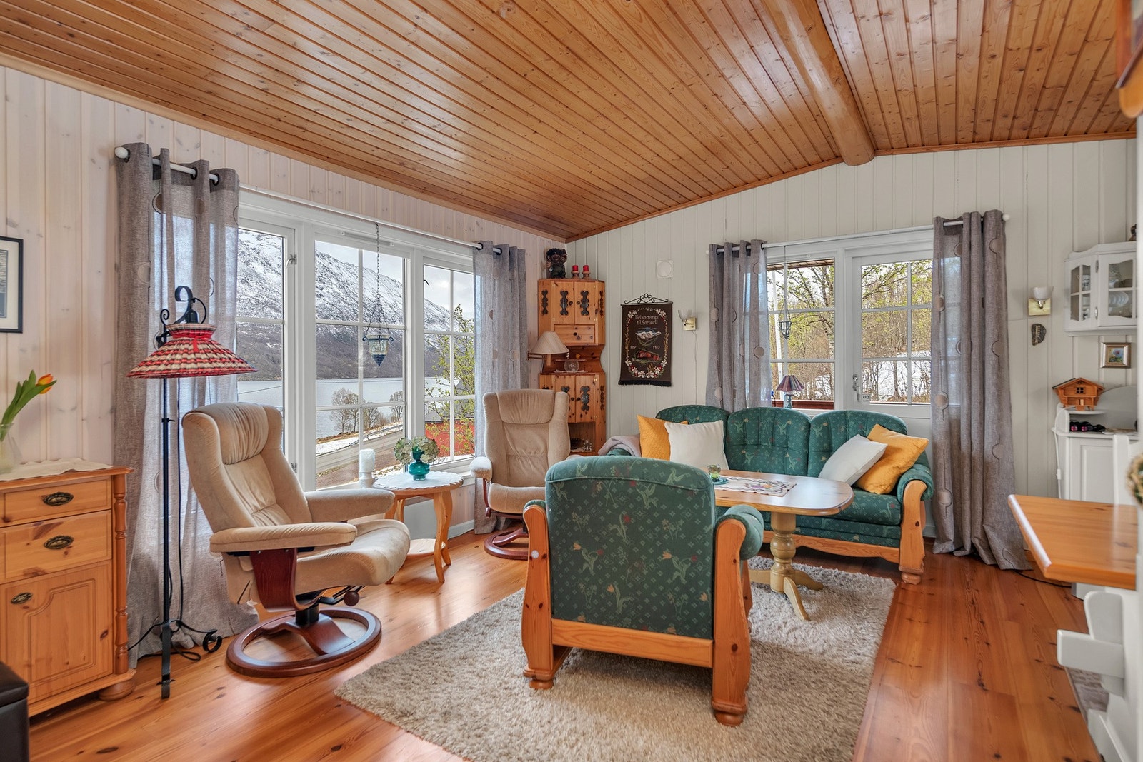 Store vinduer på flere vegger sørger for godt innslipp av dagslys, og med fasade vendt mot Gullesfjorden kan strålende utsikt nytes fra sofaen! Galleribilde