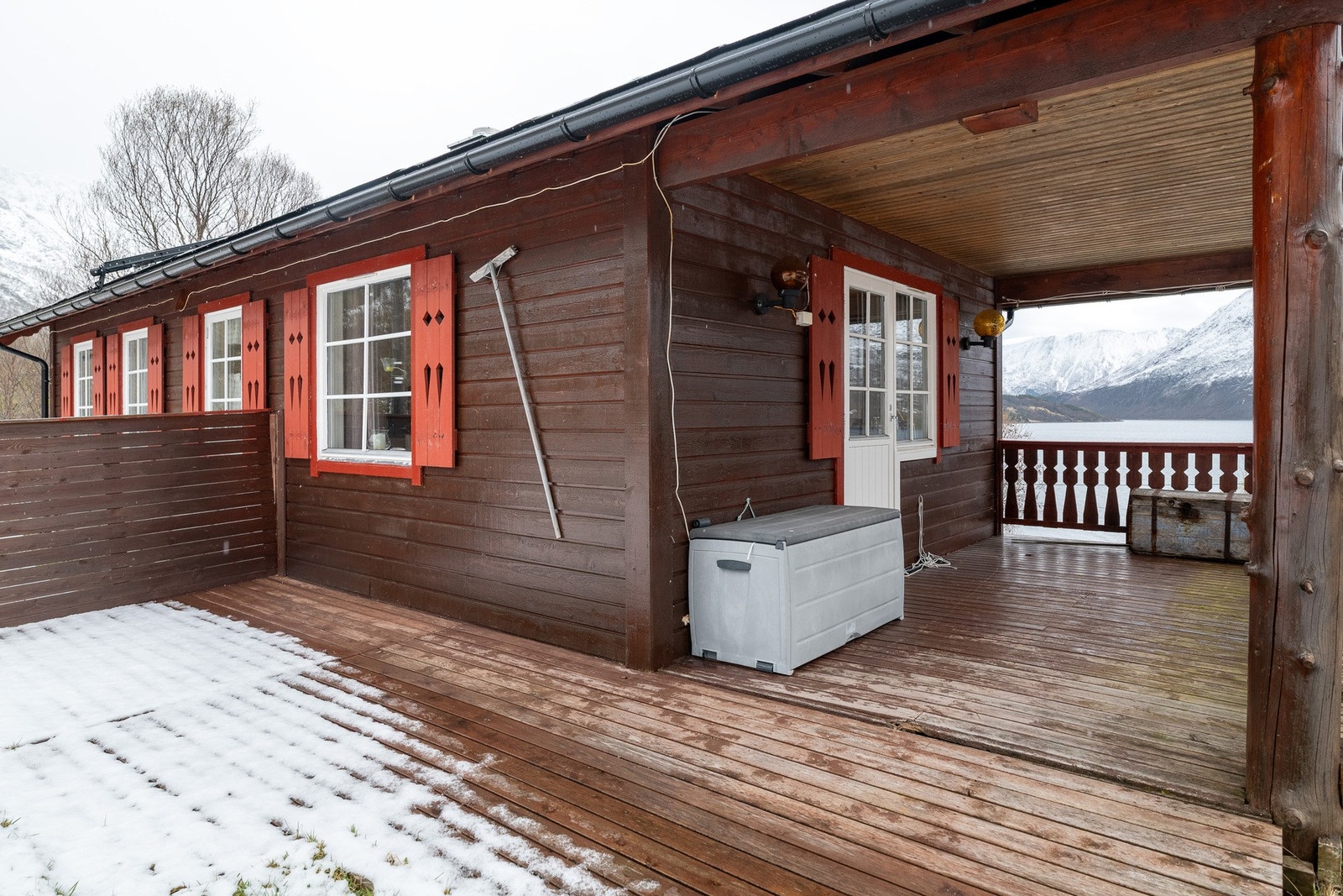 Stort terrasseområde vendt mot sør gir et solrikt og lunt uteareal med delvis takoverbygg Galleribilde