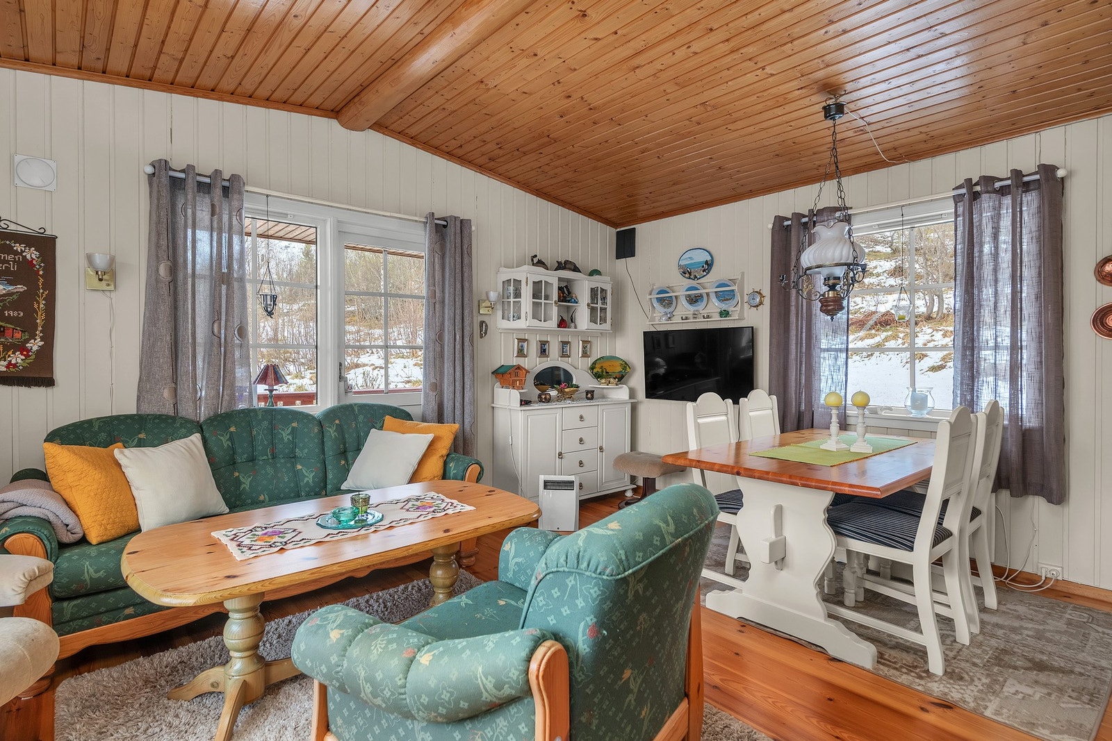 Fritidsboligen har en lys og trivelig stue med rom for hele familien! Galleribilde