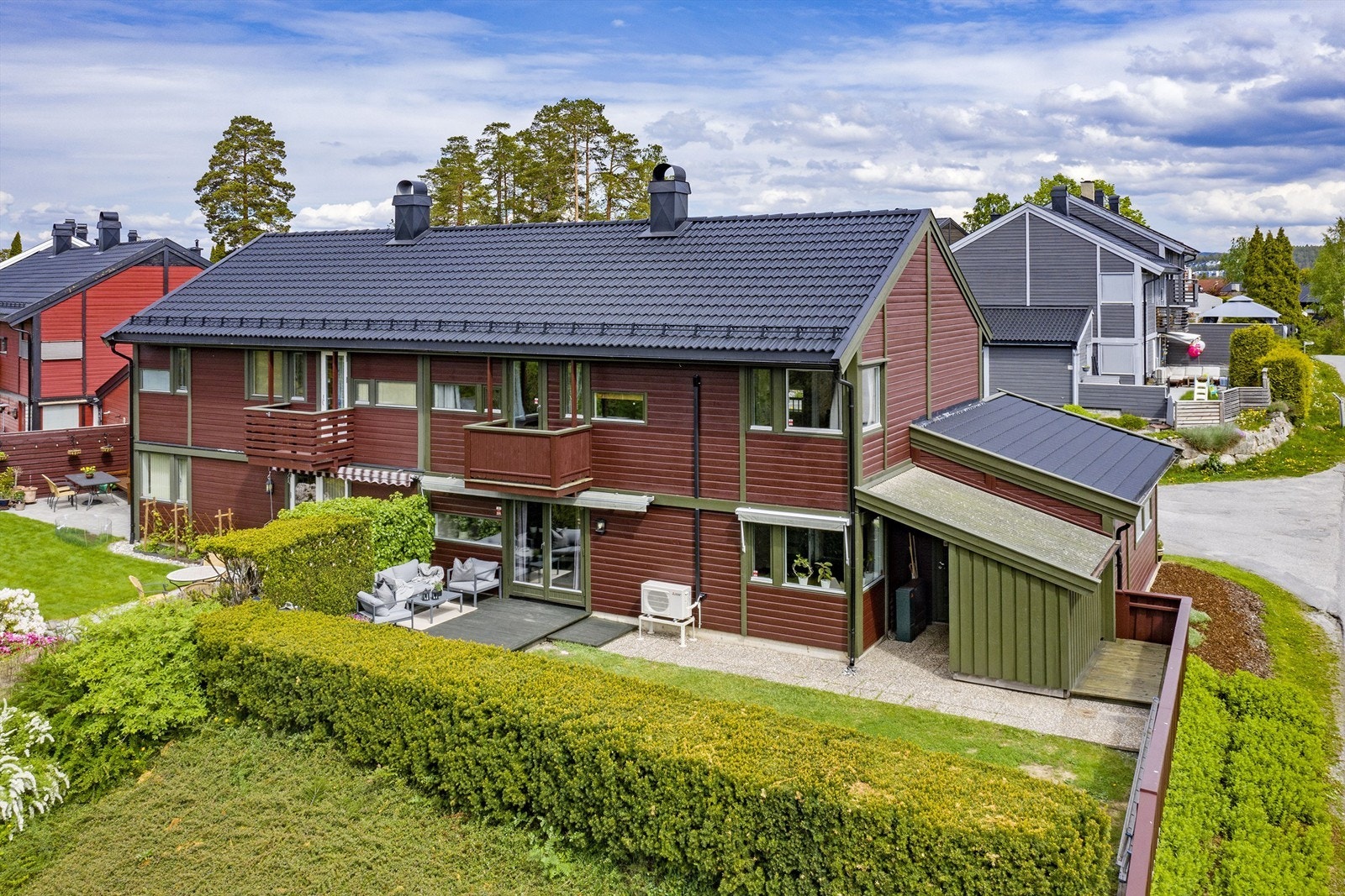 Yttertak er utvendig belagt med takstein fra 2020 - undertak fra 2020 - kledning orientert mot vest skiftet i 2024 - balkong oppgardert 2025 Galleribilde