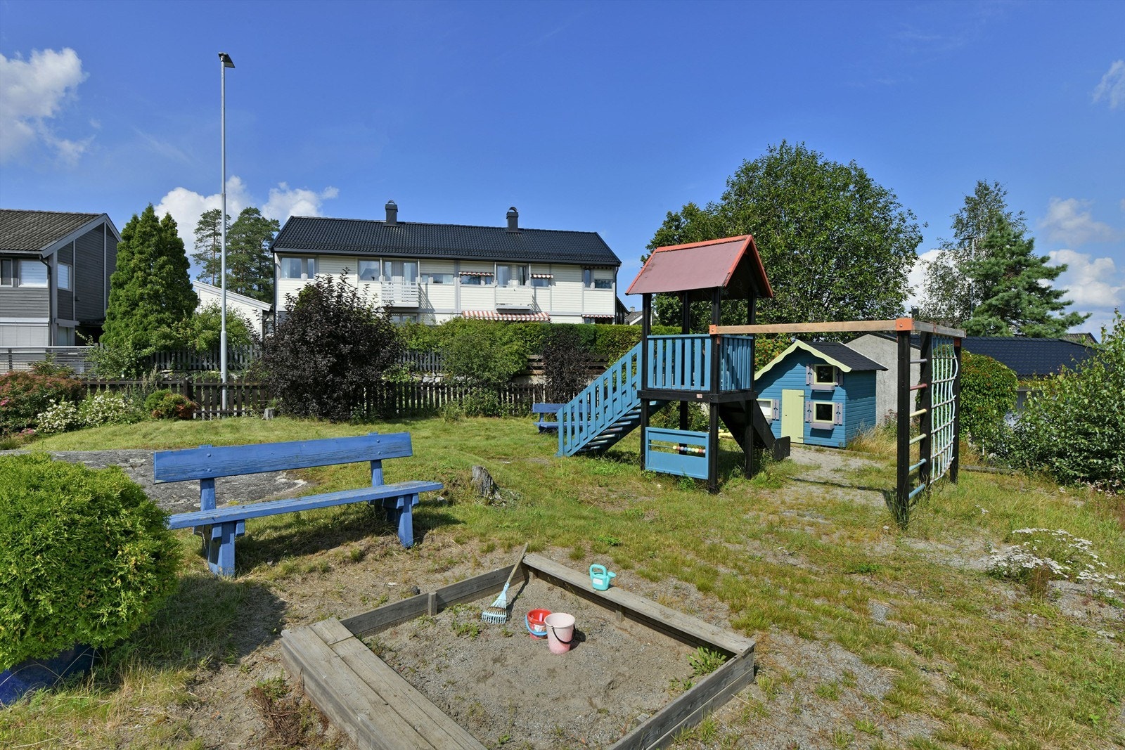 Diverse lekeapparater på tunet Galleribilde