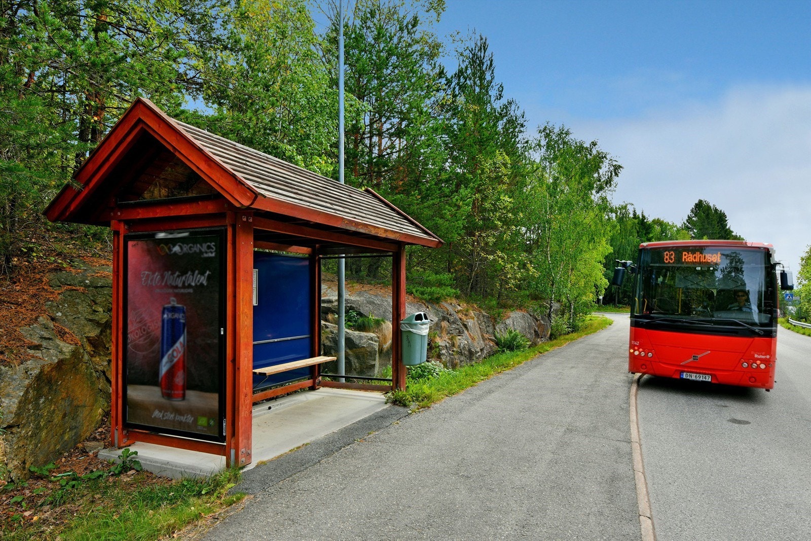 Rett ved bussholdeplass med hyppige avganger til Oslo (kun ca 20 min til Bjørvika) - 15-20 min med bil til Oslo Galleribilde