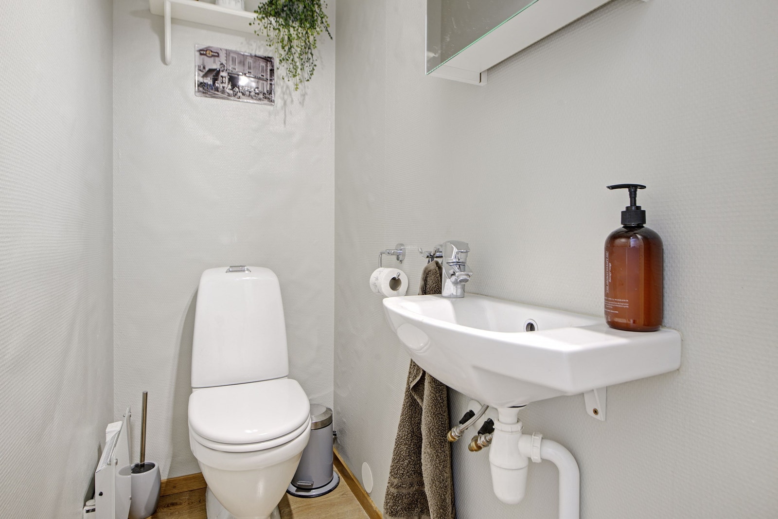 Separat wc - i 1. etasje - toalett - servant - vegghengt speilskap Galleribilde