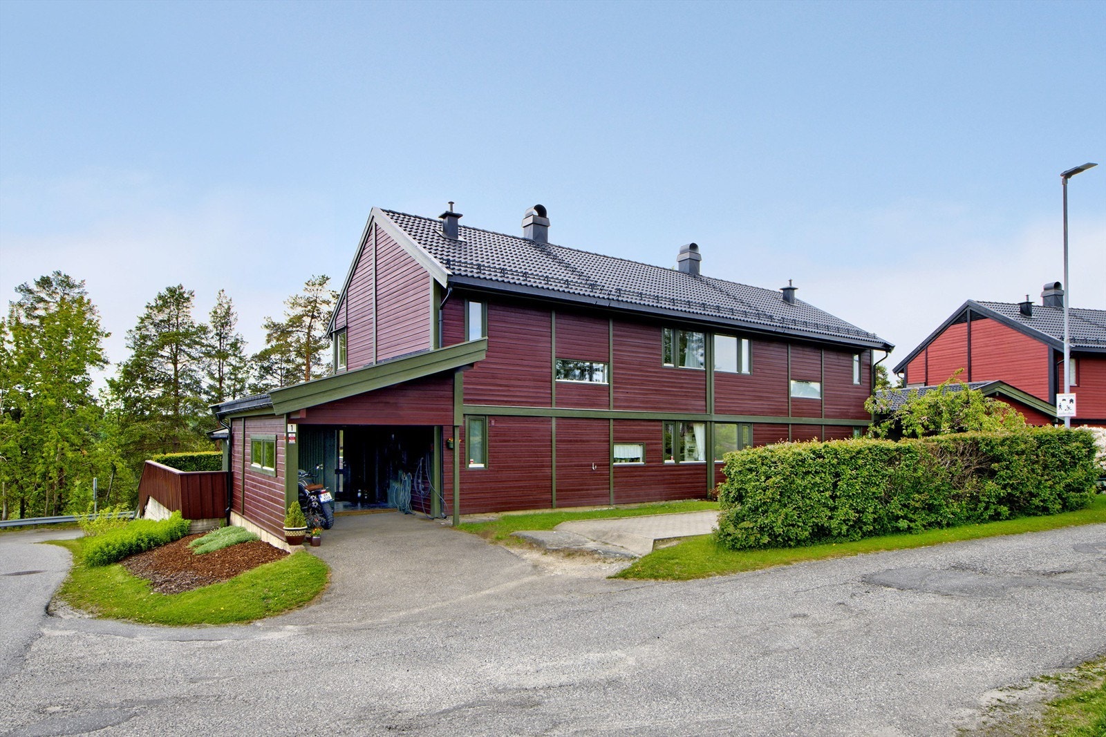 Carport med plass til én bil (med elbil lader, laderen følger) - i tillegg biloppstillingsplass på egen gårdsplass Galleribilde