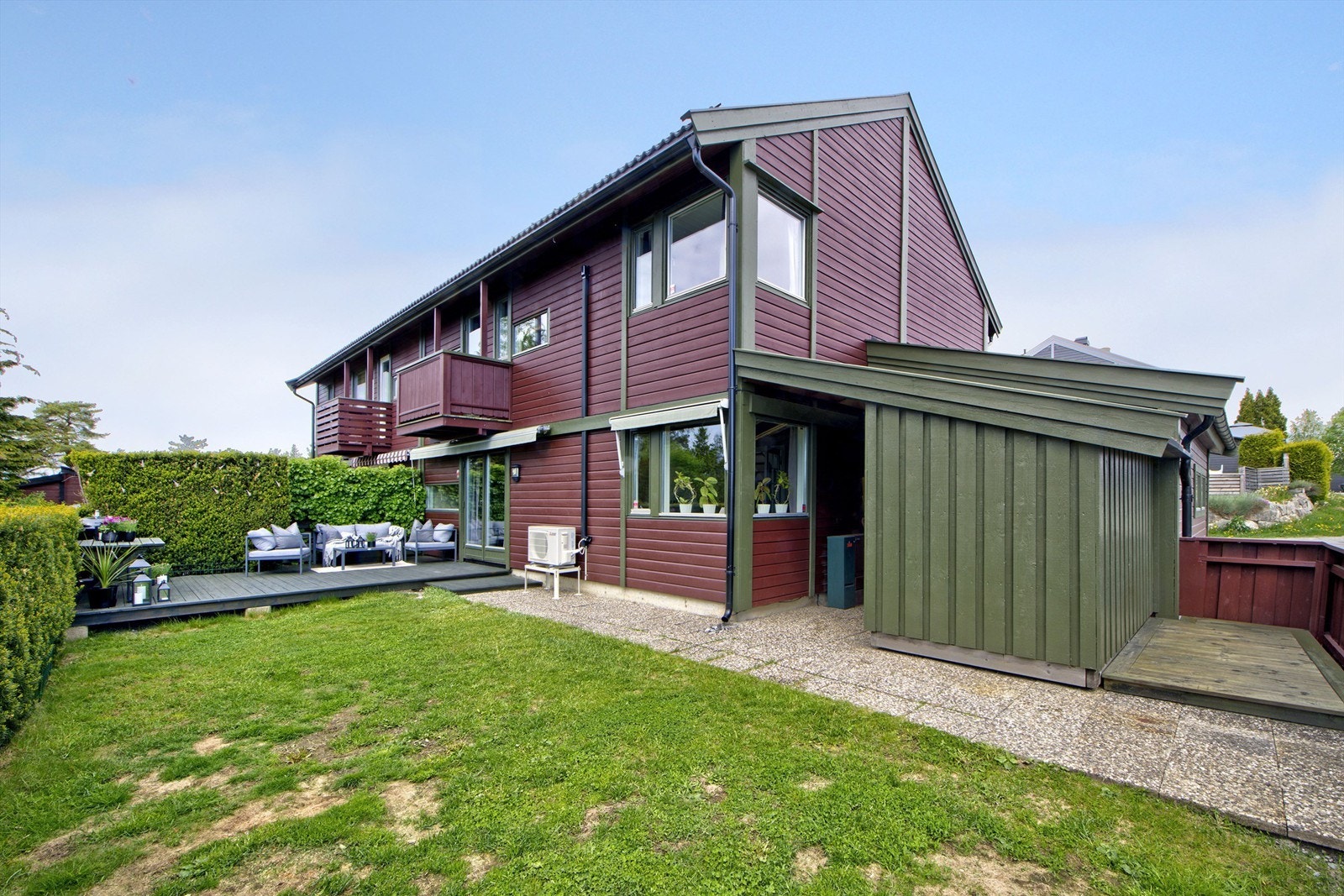 Solrik uteplass med adkomst fra stue - pent opparbeidet med platting og flat gressplen Galleribilde
