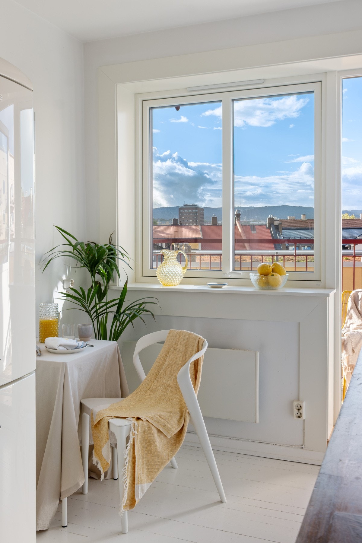 Kjøkkenet har plass til eget spisebord. Galleribilde