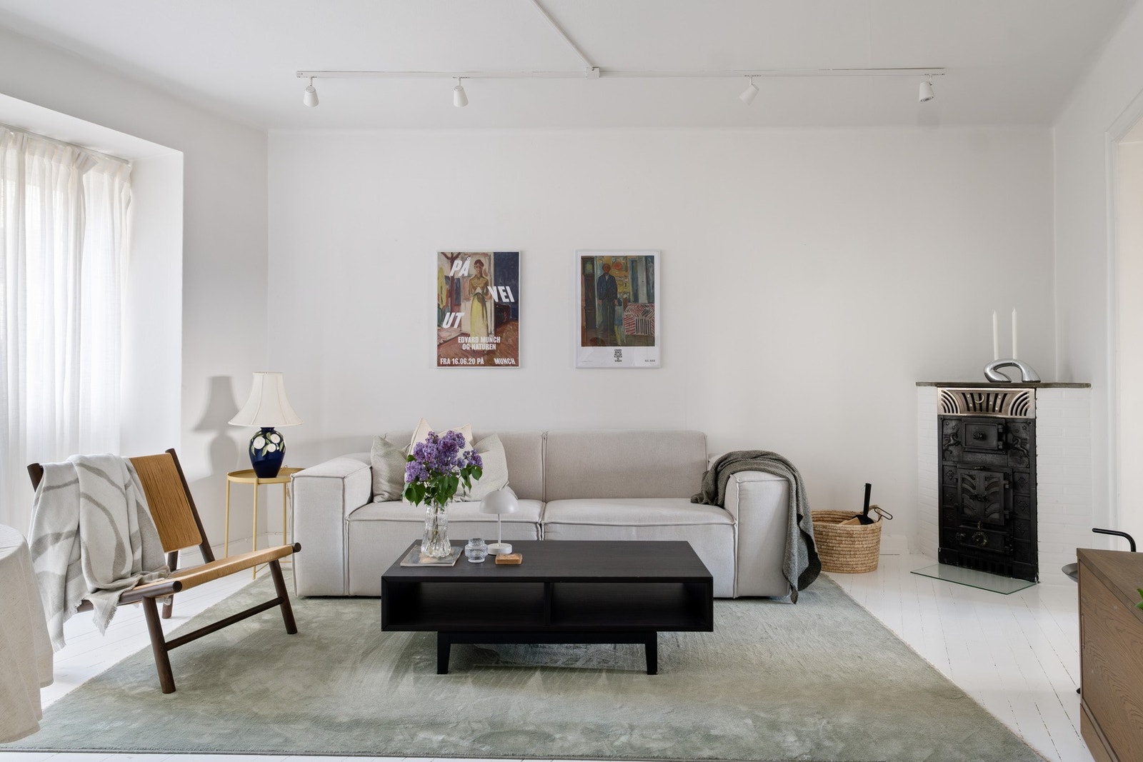 Det er vedovn både i stuen og på soverommet. Galleribilde