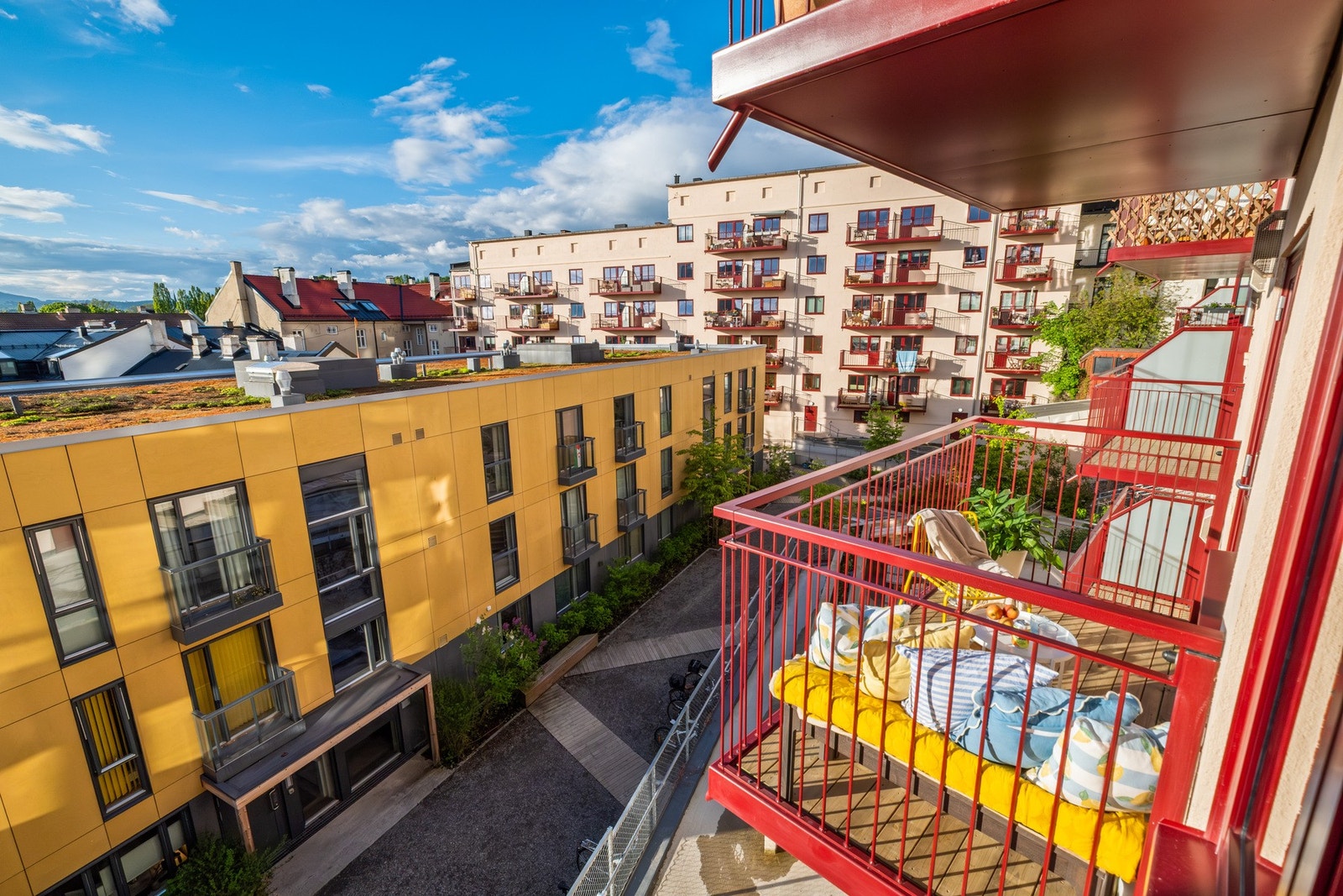 Det er et nydelig gårdsrom mellom bygningene. Galleribilde